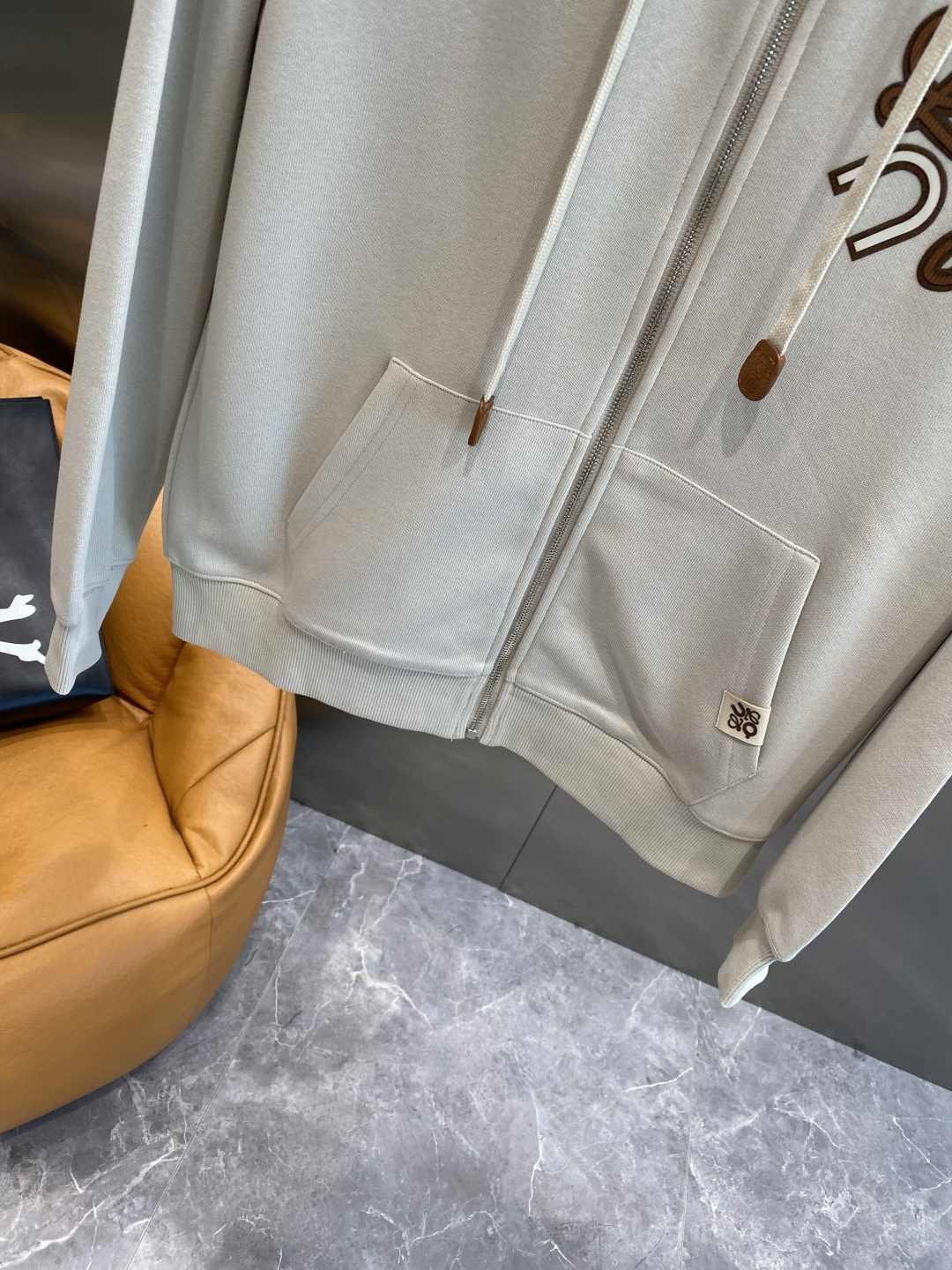 《𝙉𝙚𝙬🤍🖤 罗家》酷帅运动套装，时尚界的低调奢华担当经典黑色，沉稳大气又百搭。外套和裤子侧边精致的品牌