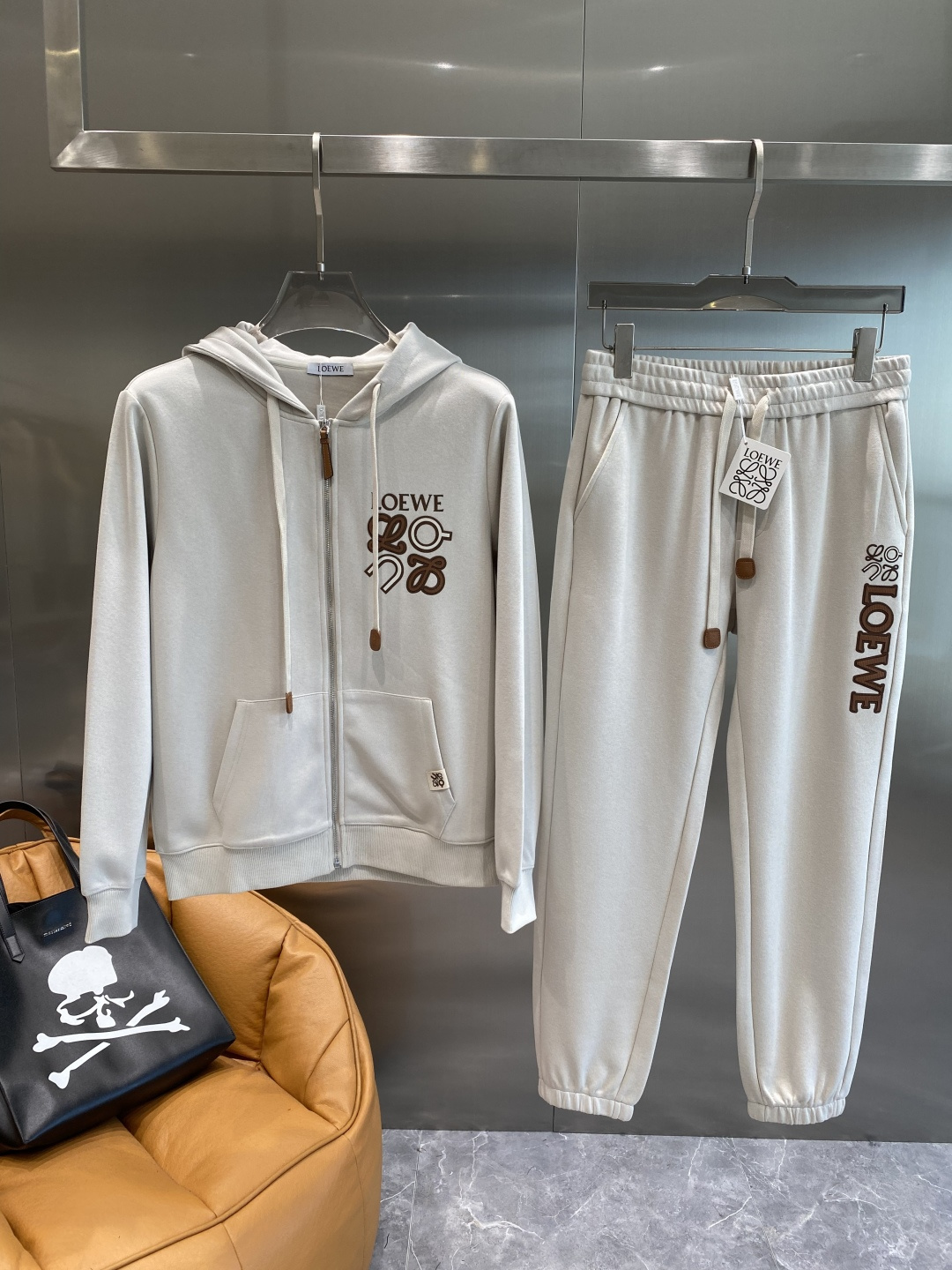 《𝙉𝙚𝙬🤍🖤 罗家》酷帅运动套装，时尚界的低调奢华担当经典黑色，沉稳大气又百搭。外套和裤子侧边精致的品牌