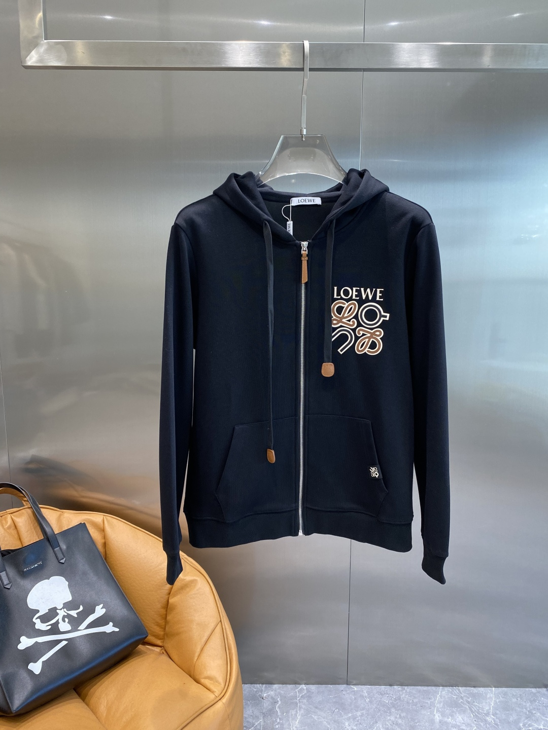 《𝙉𝙚𝙬🤍🖤 罗家》酷帅运动套装，时尚界的低调奢华担当经典黑色，沉稳大气又百搭。外套和裤子侧边精致的品牌