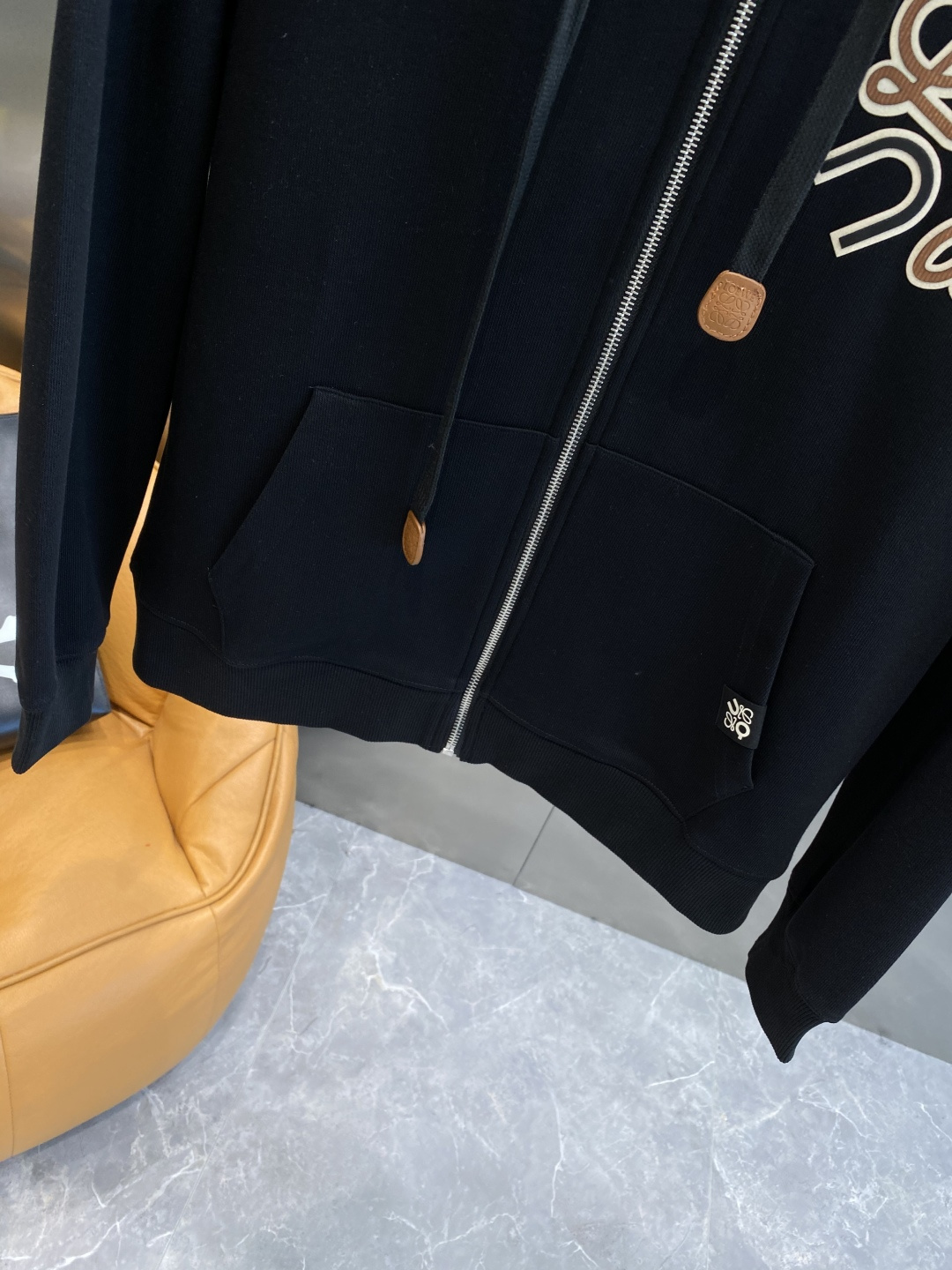 《𝙉𝙚𝙬🤍🖤 罗家》酷帅运动套装，时尚界的低调奢华担当经典黑色，沉稳大气又百搭。外套和裤子侧边精致的品牌