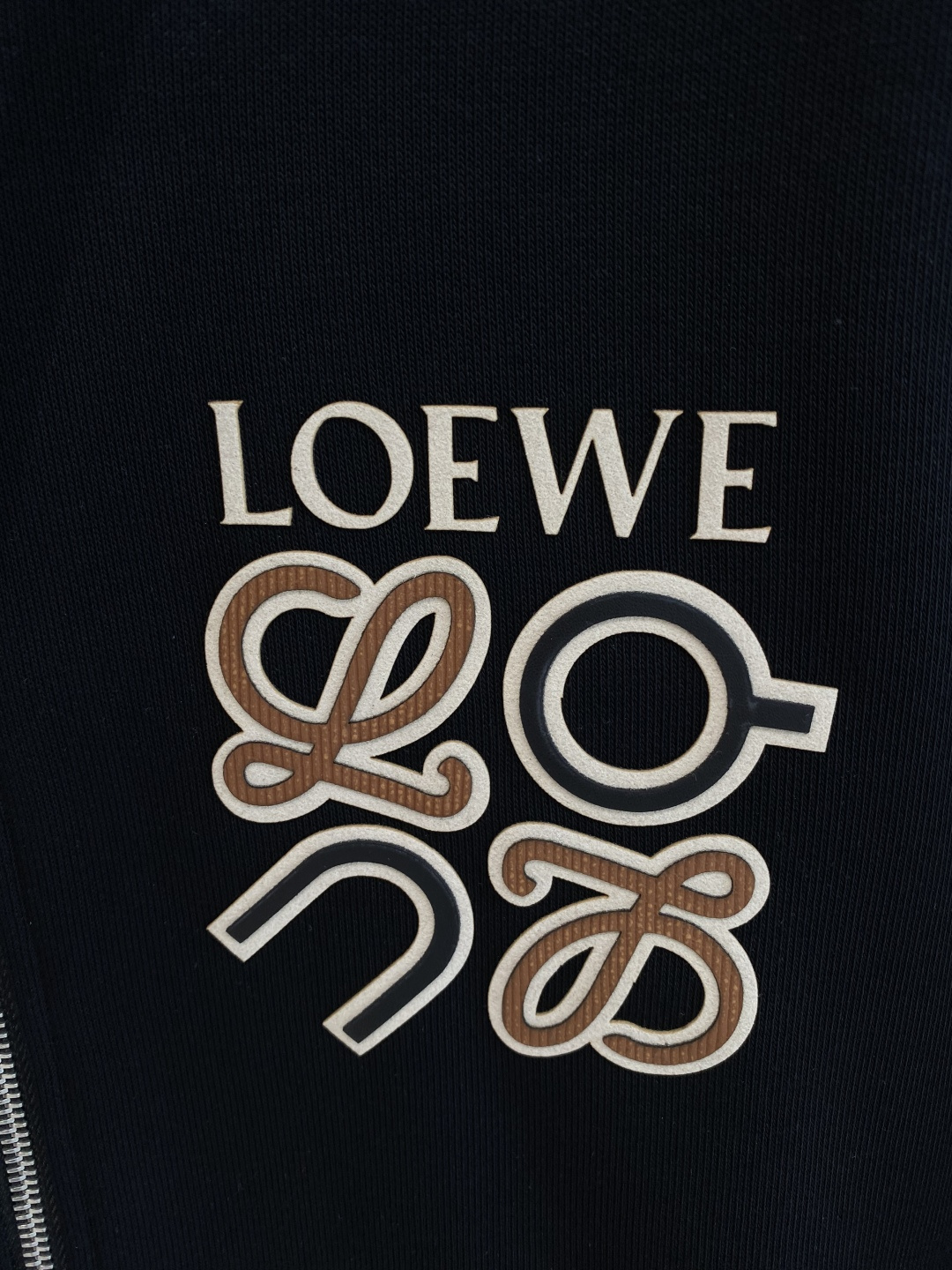 《𝙉𝙚𝙬🤍🖤 罗家》酷帅运动套装，时尚界的低调奢华担当经典黑色，沉稳大气又百搭。外套和裤子侧边精致的品牌