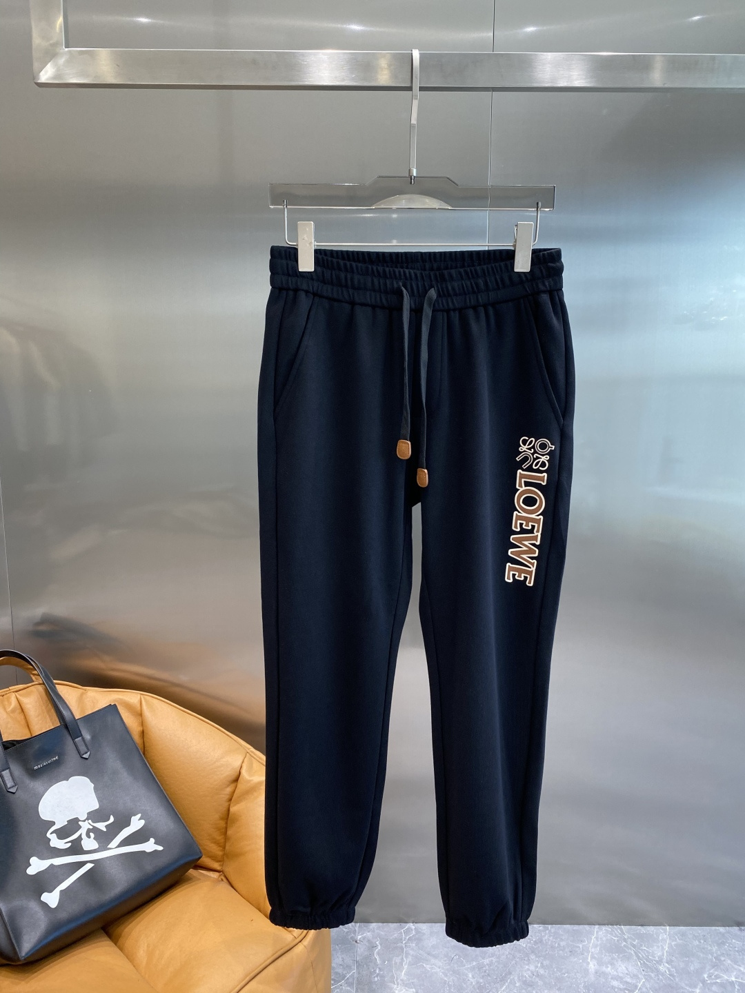 《𝙉𝙚𝙬🤍🖤 罗家》酷帅运动套装，时尚界的低调奢华担当经典黑色，沉稳大气又百搭。外套和裤子侧边精致的品牌