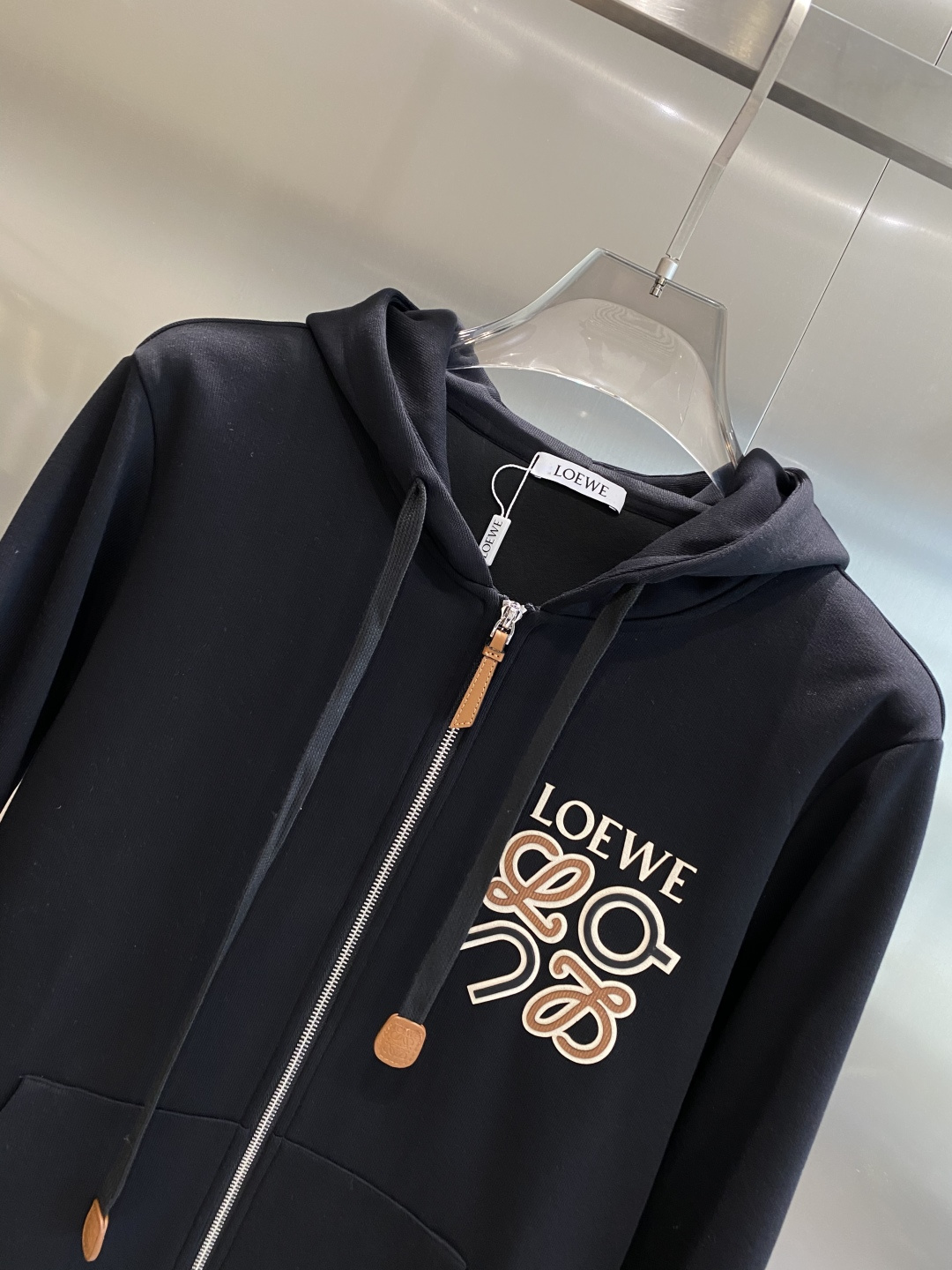 《𝙉𝙚𝙬🤍🖤 罗家》酷帅运动套装，时尚界的低调奢华担当经典黑色，沉稳大气又百搭。外套和裤子侧边精致的品牌