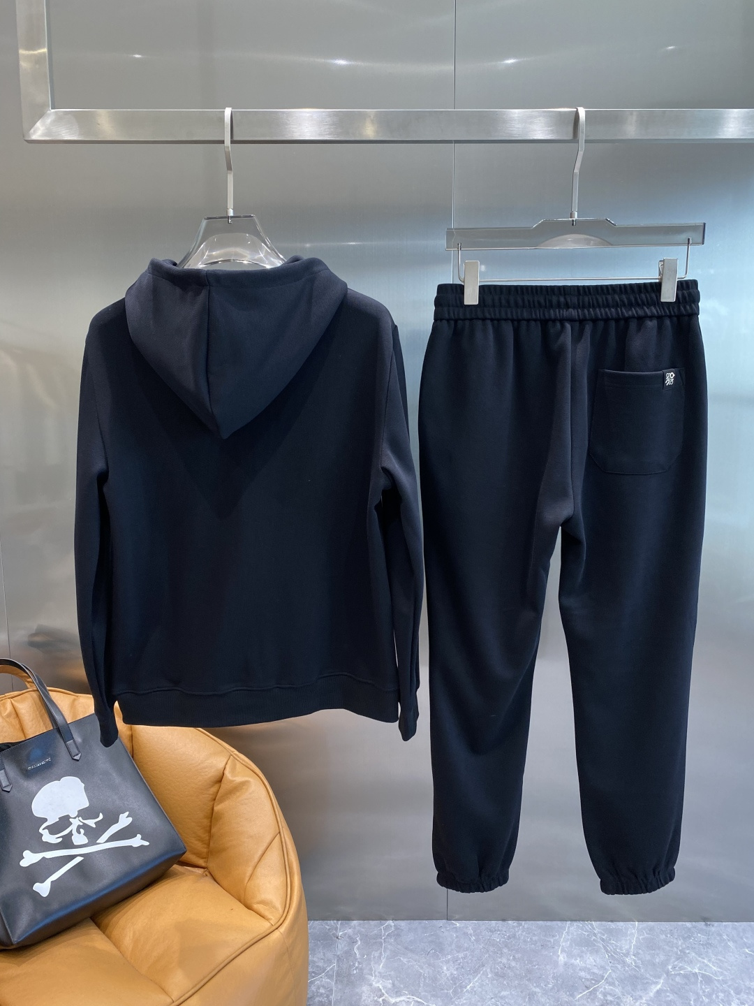 《𝙉𝙚𝙬🤍🖤 罗家》酷帅运动套装，时尚界的低调奢华担当经典黑色，沉稳大气又百搭。外套和裤子侧边精致的品牌