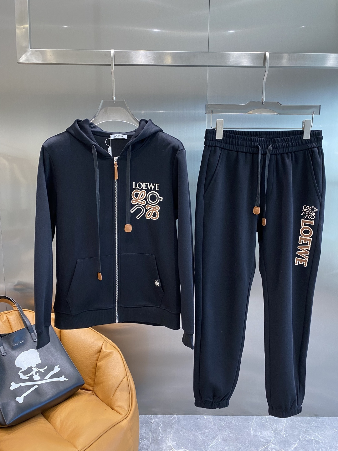 《𝙉𝙚𝙬🤍🖤 罗家》酷帅运动套装，时尚界的低调奢华担当经典黑色，沉稳大气又百搭。外套和裤子侧边精致的品牌