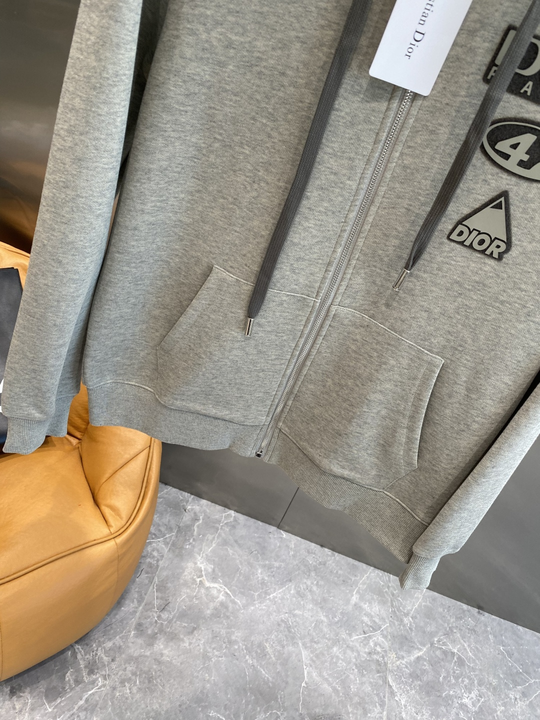 《𝙉𝙚𝙬🤍🖤 迪家》酷帅运动套装，时尚界的低调奢华担当经典黑色，沉稳大气又百搭。低调中彰显奢华，胸前小巧