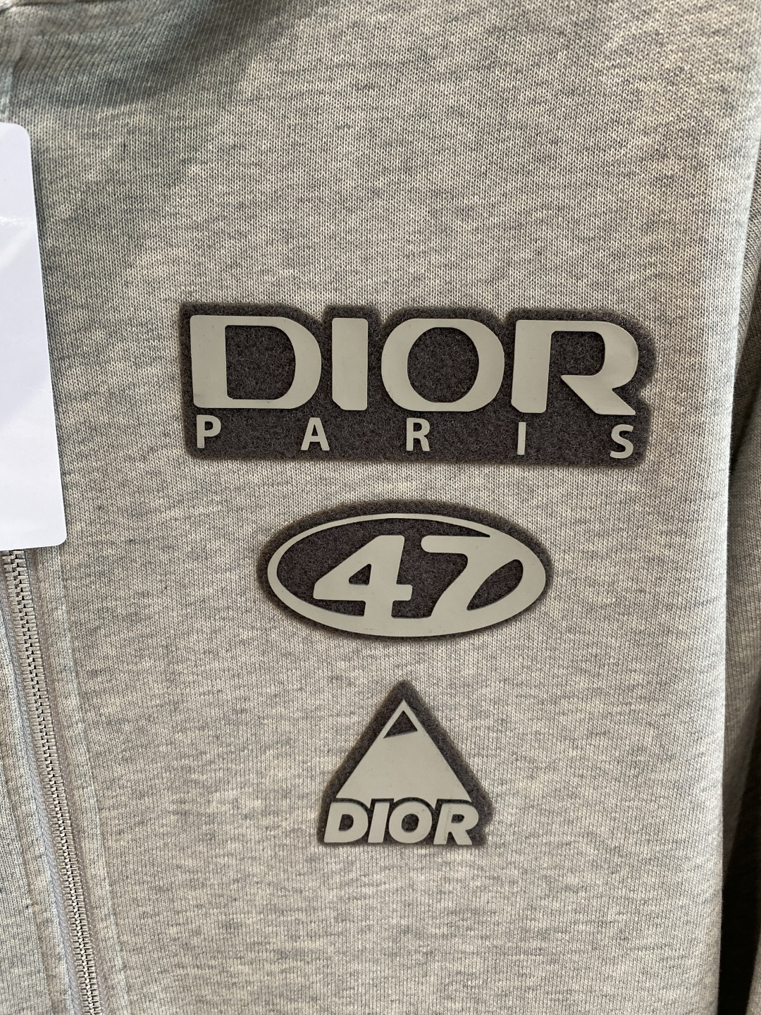 《𝙉𝙚𝙬🤍🖤 迪家》酷帅运动套装，时尚界的低调奢华担当经典黑色，沉稳大气又百搭。低调中彰显奢华，胸前小巧