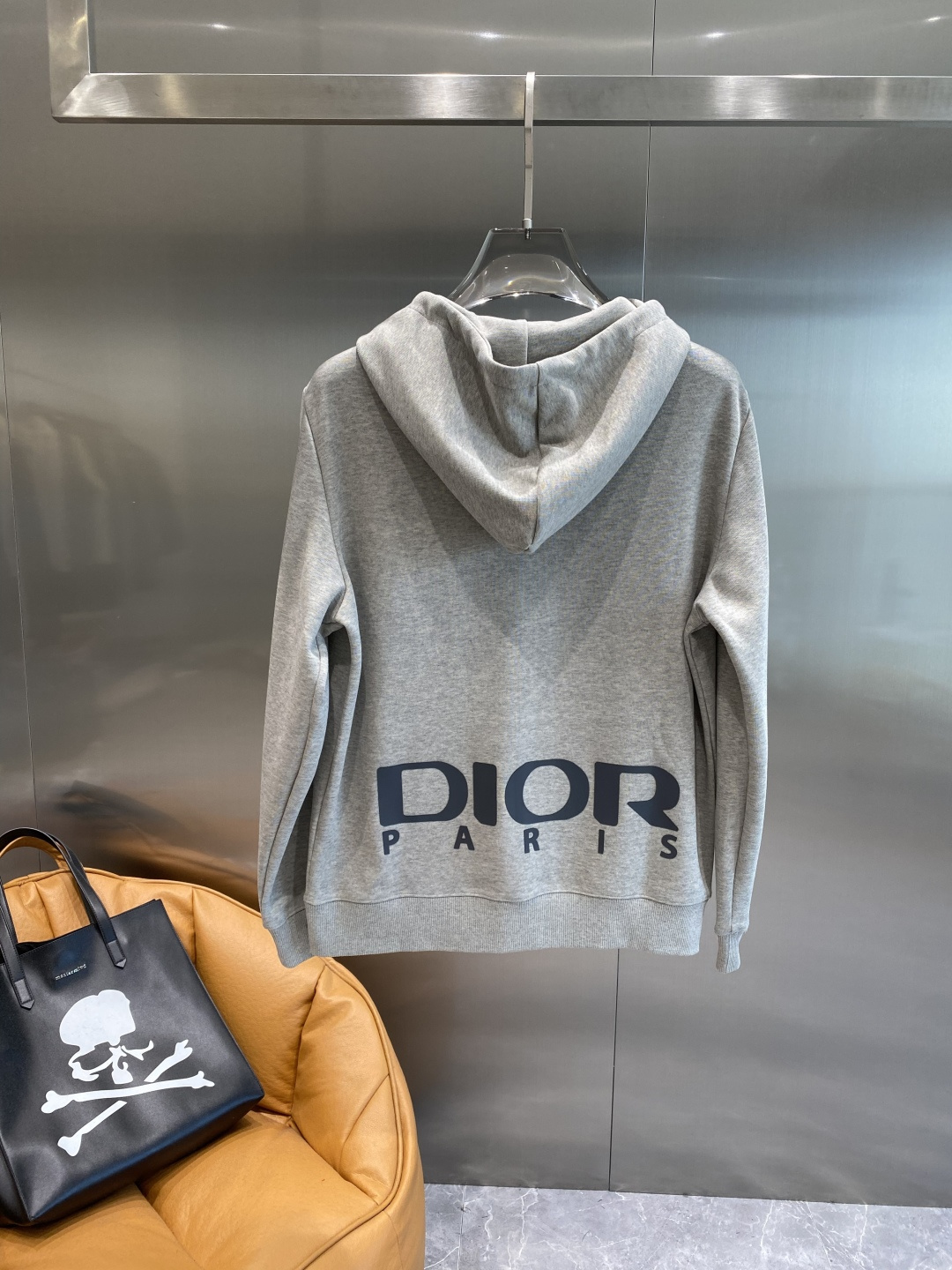 《𝙉𝙚𝙬🤍🖤 迪家》酷帅运动套装，时尚界的低调奢华担当经典黑色，沉稳大气又百搭。低调中彰显奢华，胸前小巧