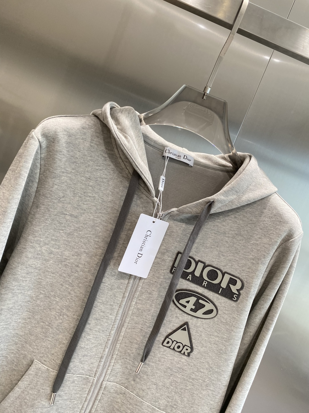 《𝙉𝙚𝙬🤍🖤 迪家》酷帅运动套装，时尚界的低调奢华担当经典黑色，沉稳大气又百搭。低调中彰显奢华，胸前小巧