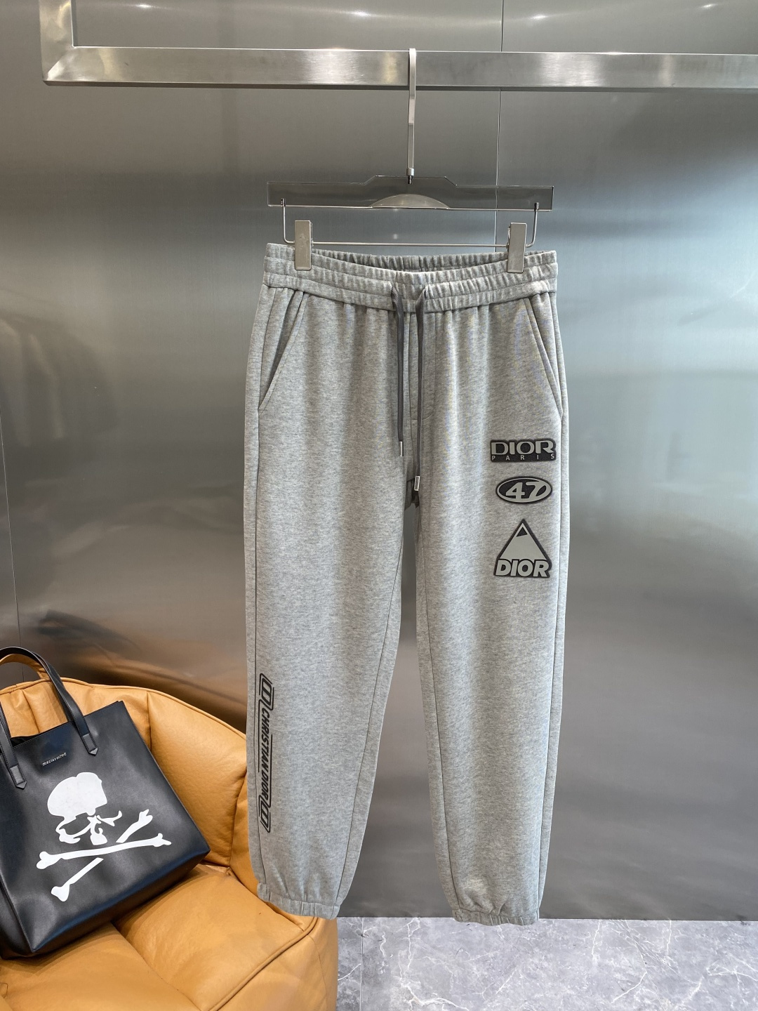 《𝙉𝙚𝙬🤍🖤 迪家》酷帅运动套装，时尚界的低调奢华担当经典黑色，沉稳大气又百搭。低调中彰显奢华，胸前小巧