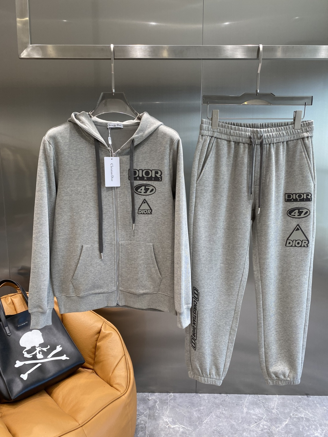 《𝙉𝙚𝙬🤍🖤 迪家》酷帅运动套装，时尚界的低调奢华担当经典黑色，沉稳大气又百搭。低调中彰显奢华，胸前小巧