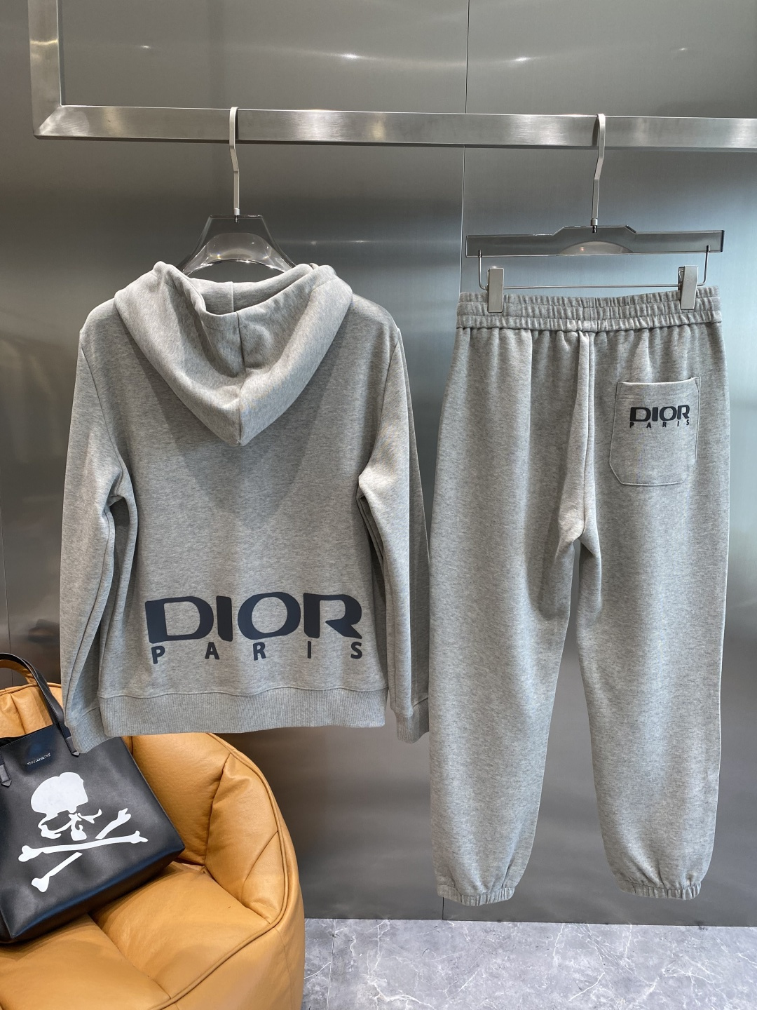 《𝙉𝙚𝙬🤍🖤 迪家》酷帅运动套装，时尚界的低调奢华担当经典黑色，沉稳大气又百搭。低调中彰显奢华，胸前小巧