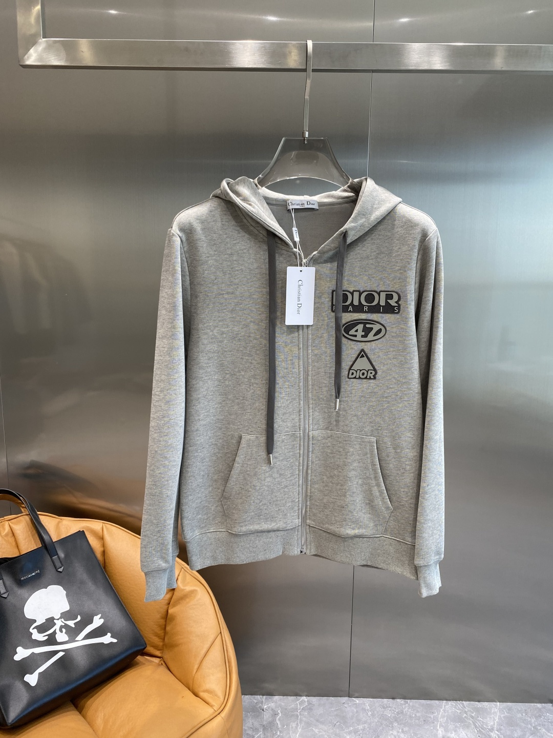 《𝙉𝙚𝙬🤍🖤 迪家》酷帅运动套装，时尚界的低调奢华担当经典黑色，沉稳大气又百搭。低调中彰显奢华，胸前小巧