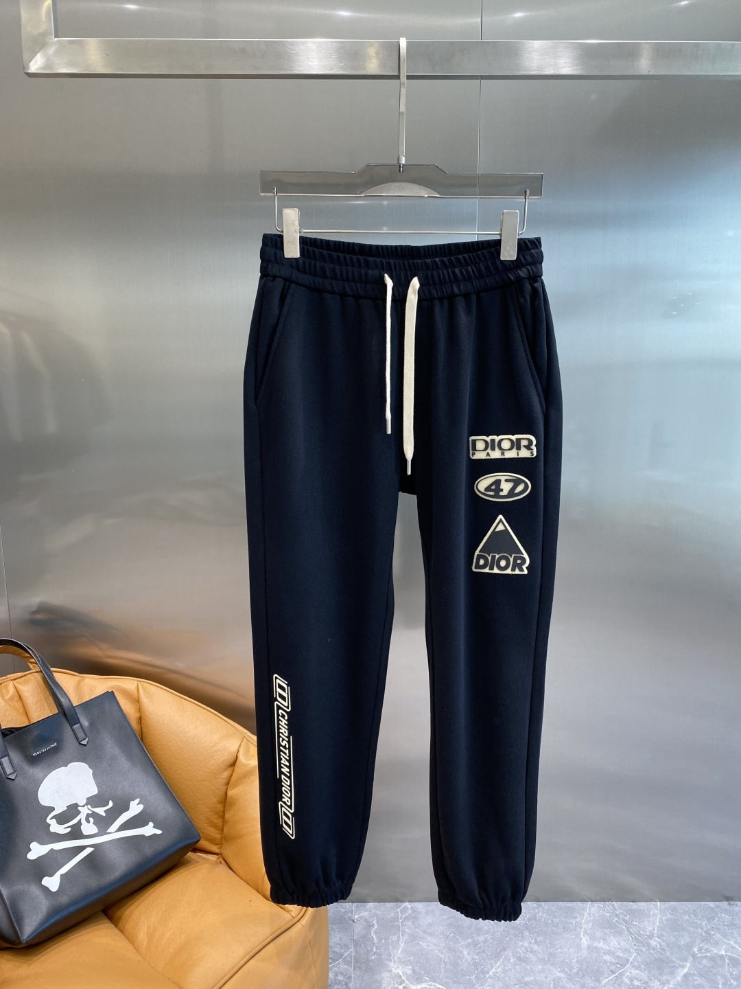 《𝙉𝙚𝙬🤍🖤 迪家》酷帅运动套装，时尚界的低调奢华担当经典黑色，沉稳大气又百搭。低调中彰显奢华，胸前小巧