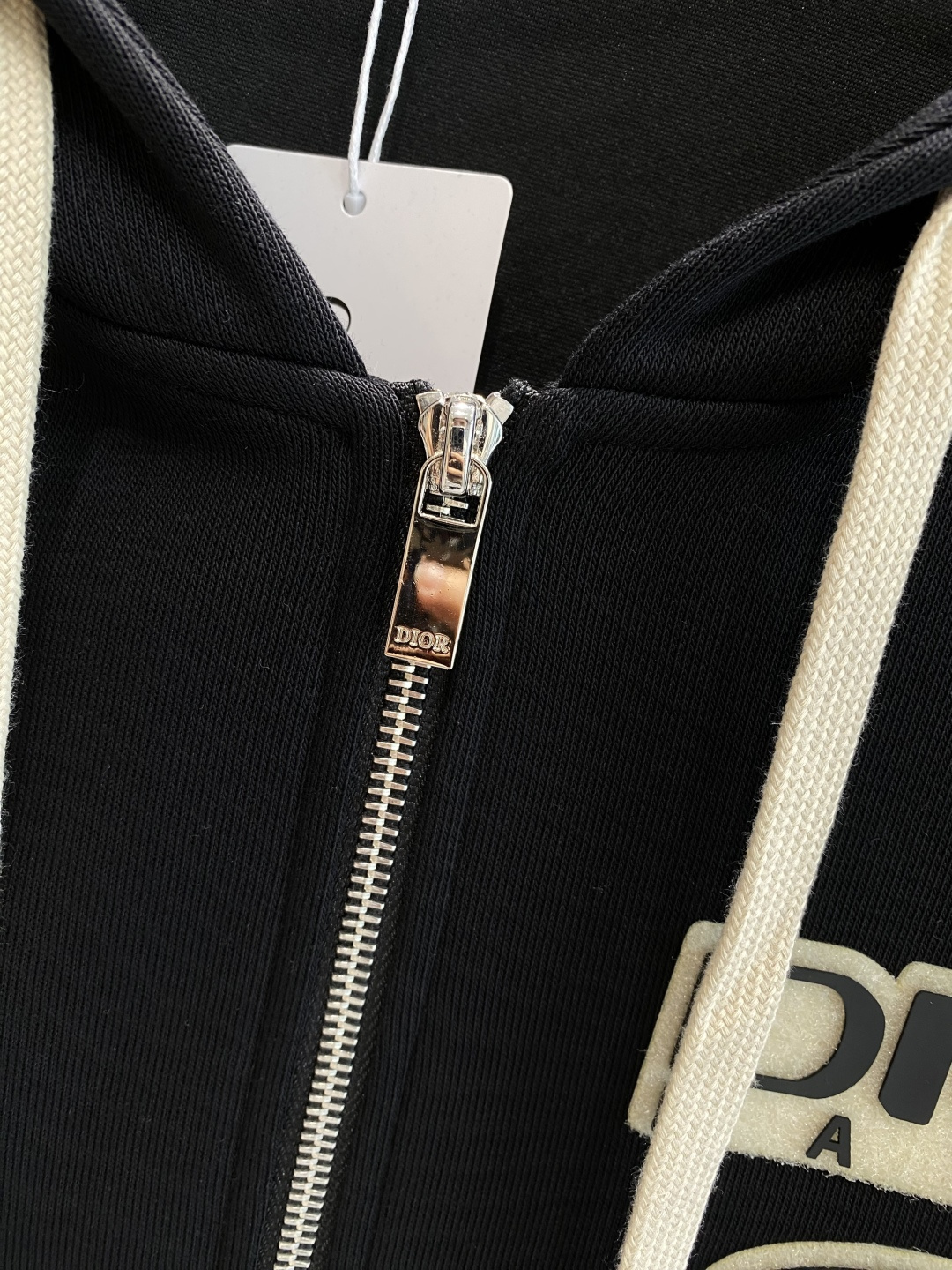 《𝙉𝙚𝙬🤍🖤 迪家》酷帅运动套装，时尚界的低调奢华担当经典黑色，沉稳大气又百搭。低调中彰显奢华，胸前小巧