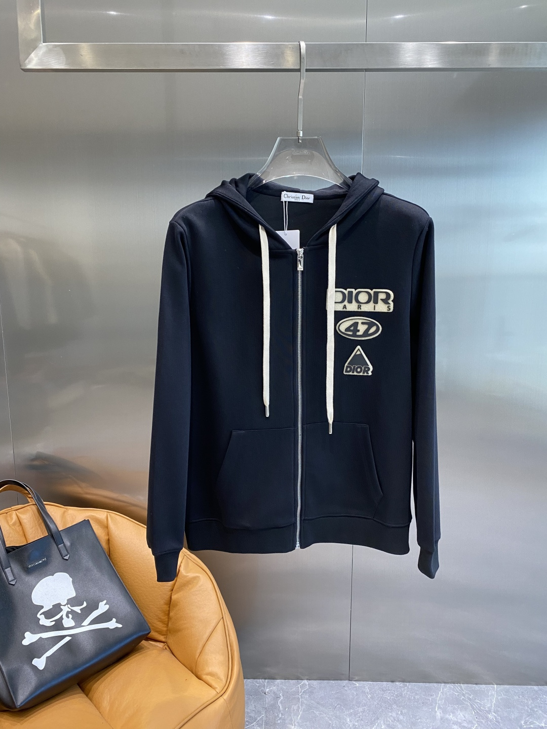 《𝙉𝙚𝙬🤍🖤 迪家》酷帅运动套装，时尚界的低调奢华担当经典黑色，沉稳大气又百搭。低调中彰显奢华，胸前小巧