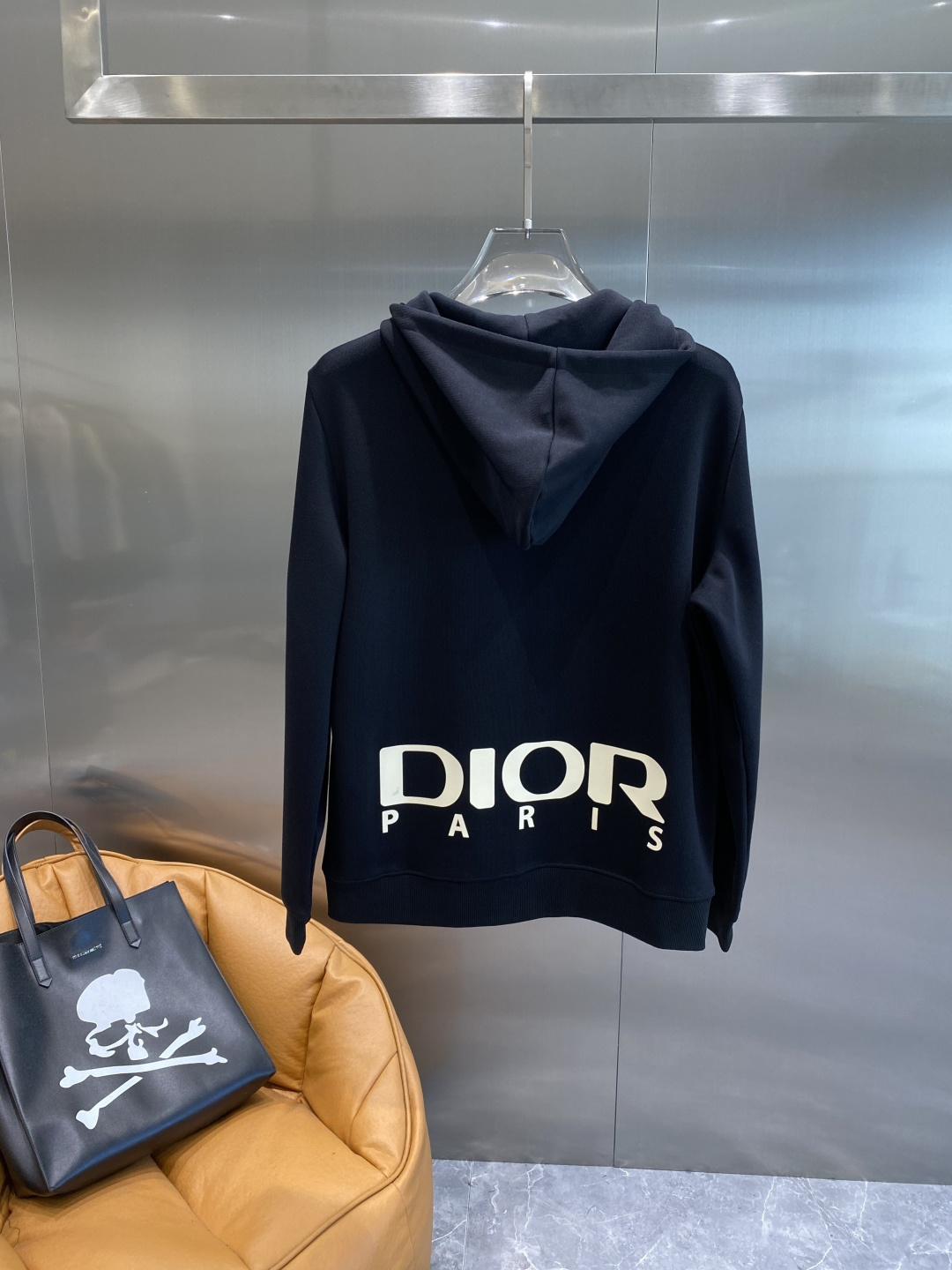 《𝙉𝙚𝙬🤍🖤 迪家》酷帅运动套装，时尚界的低调奢华担当经典黑色，沉稳大气又百搭。低调中彰显奢华，胸前小巧