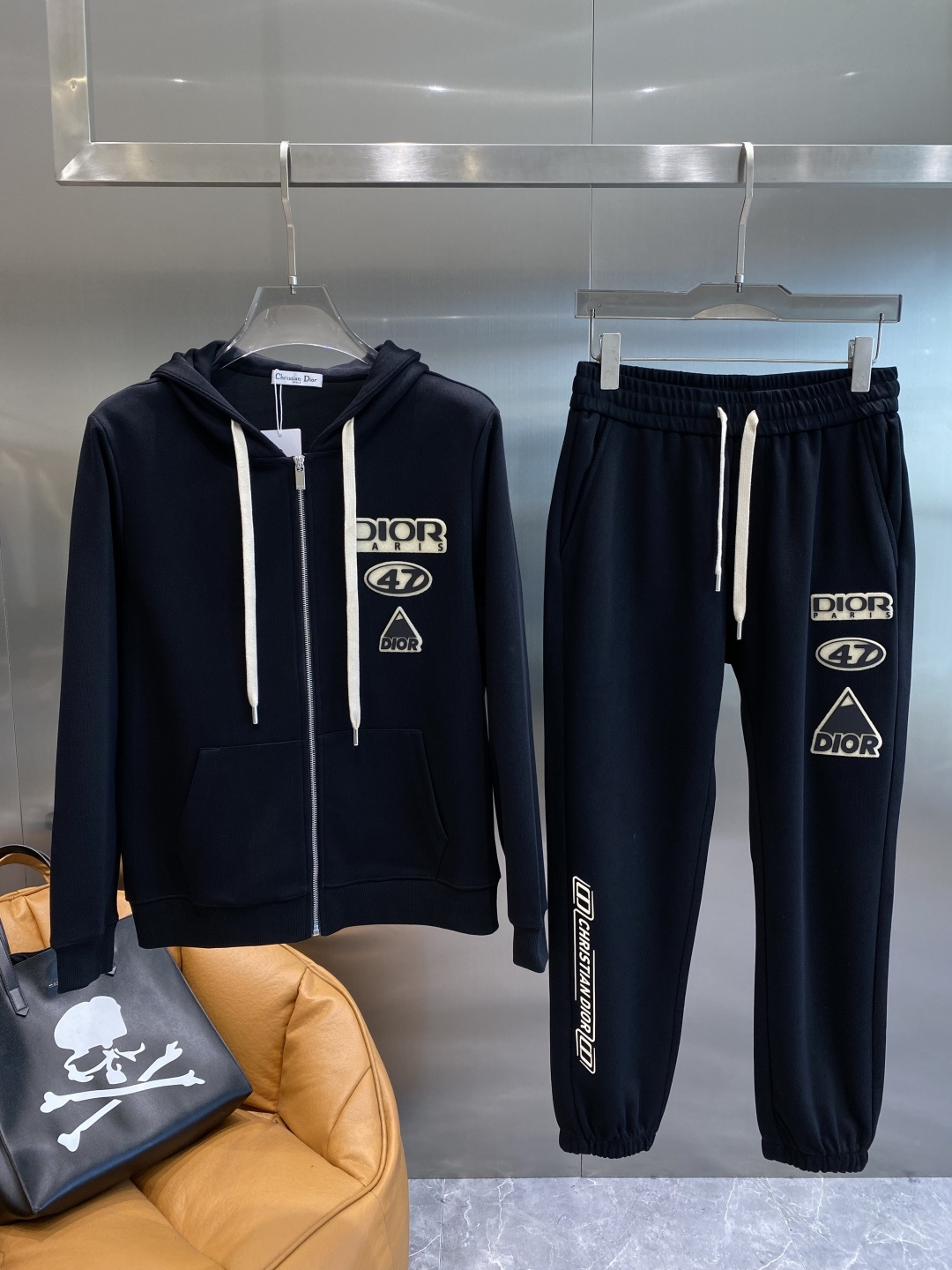 《𝙉𝙚𝙬🤍🖤 迪家》酷帅运动套装，时尚界的低调奢华担当经典黑色，沉稳大气又百搭。低调中彰显奢华，胸前小巧