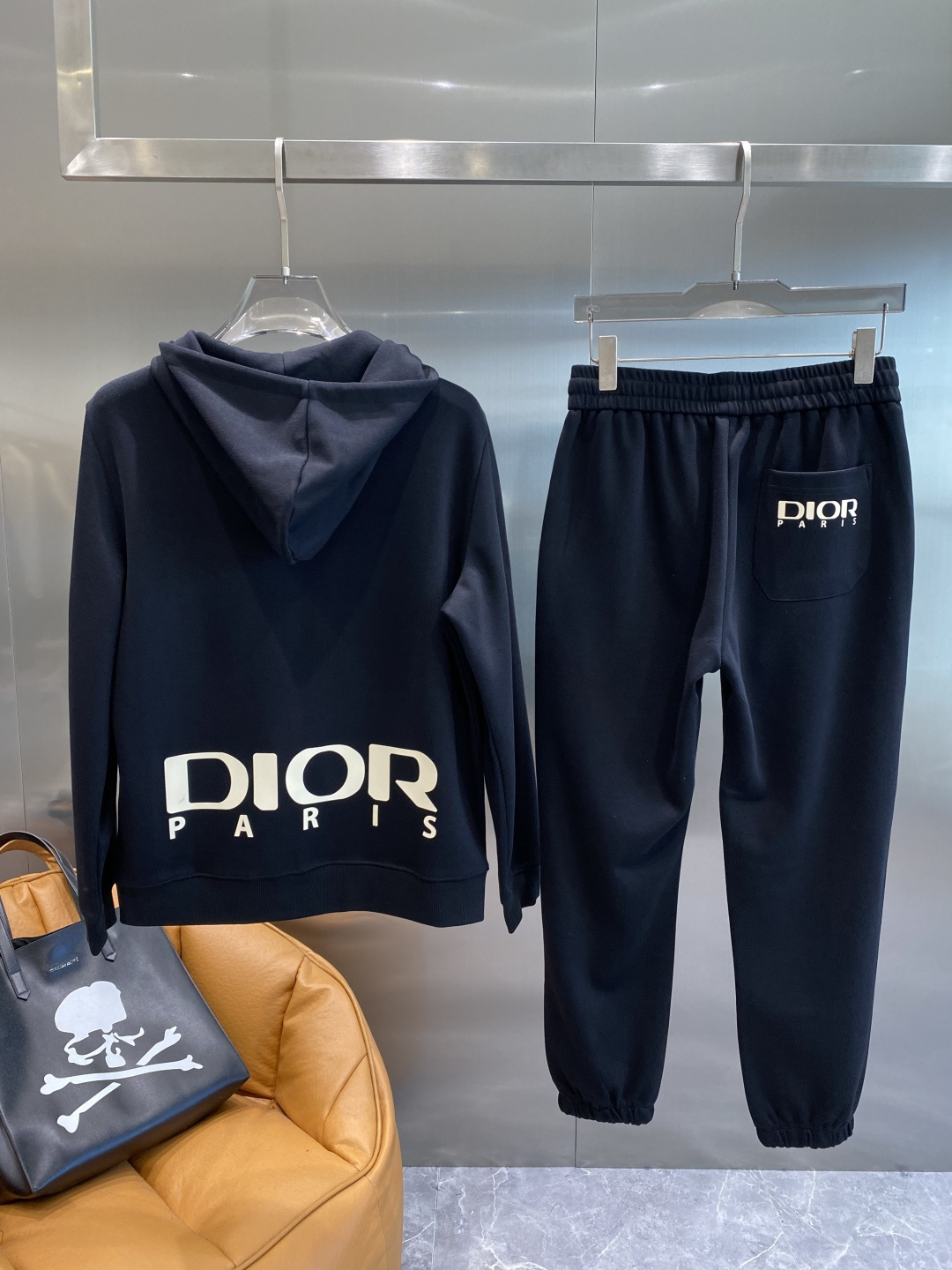 《𝙉𝙚𝙬🤍🖤 迪家》酷帅运动套装，时尚界的低调奢华担当经典黑色，沉稳大气又百搭。低调中彰显奢华，胸前小巧