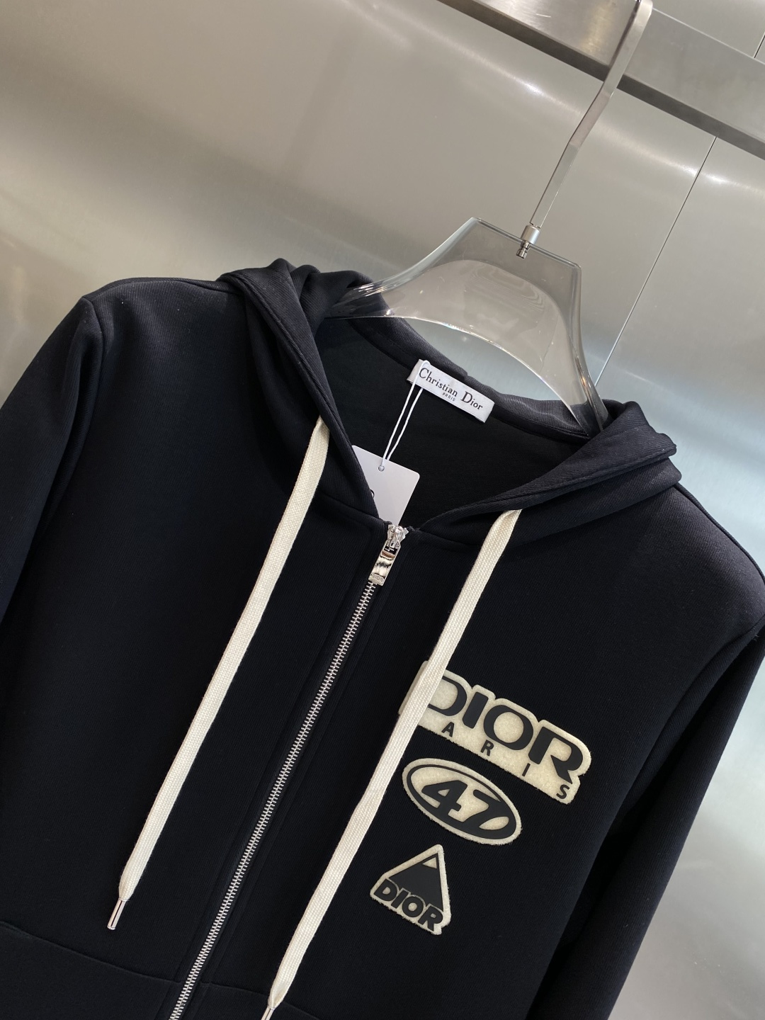 《𝙉𝙚𝙬🤍🖤 迪家》酷帅运动套装，时尚界的低调奢华担当经典黑色，沉稳大气又百搭。低调中彰显奢华，胸前小巧