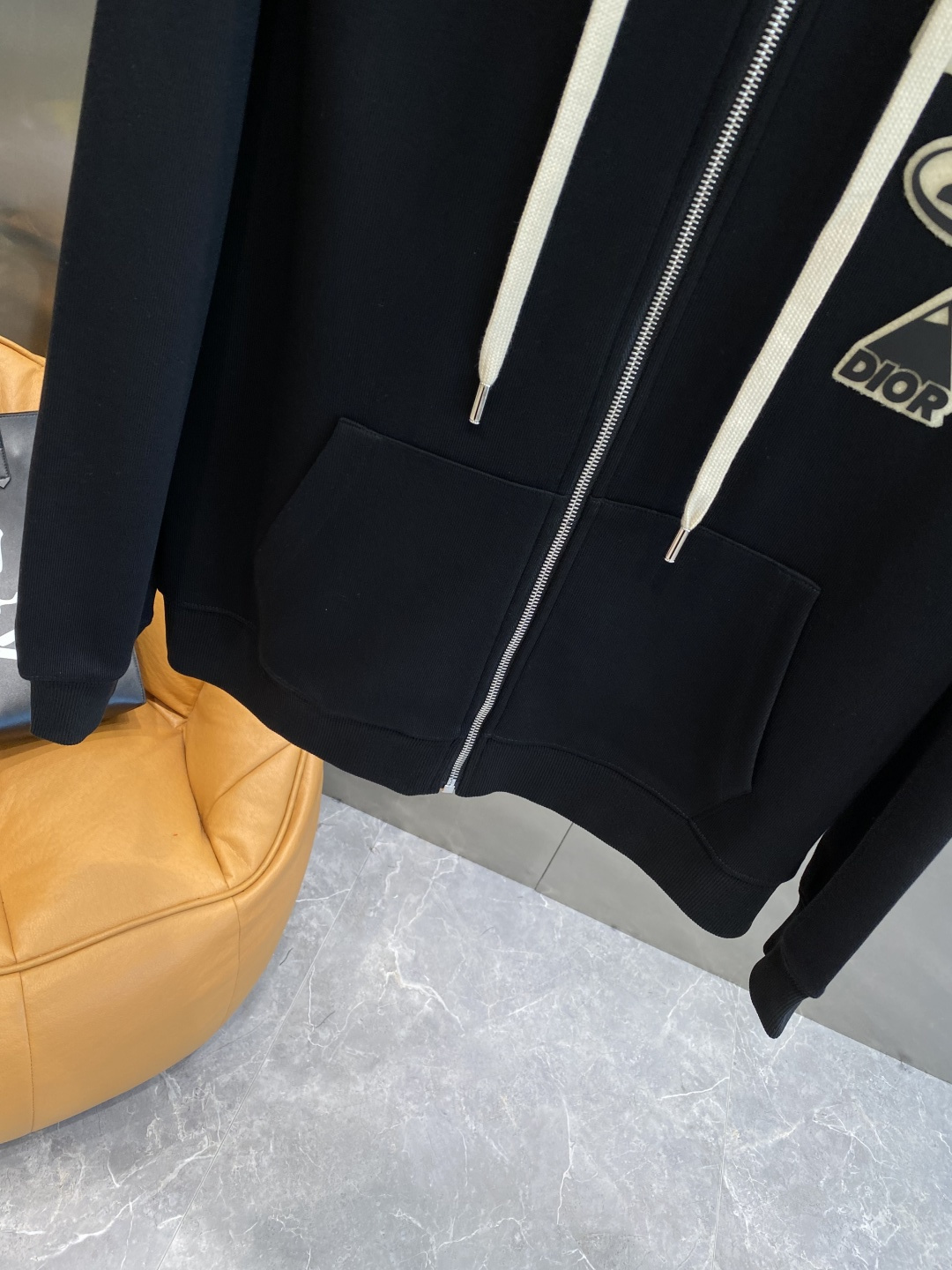 《𝙉𝙚𝙬🤍🖤 迪家》酷帅运动套装，时尚界的低调奢华担当经典黑色，沉稳大气又百搭。低调中彰显奢华，胸前小巧