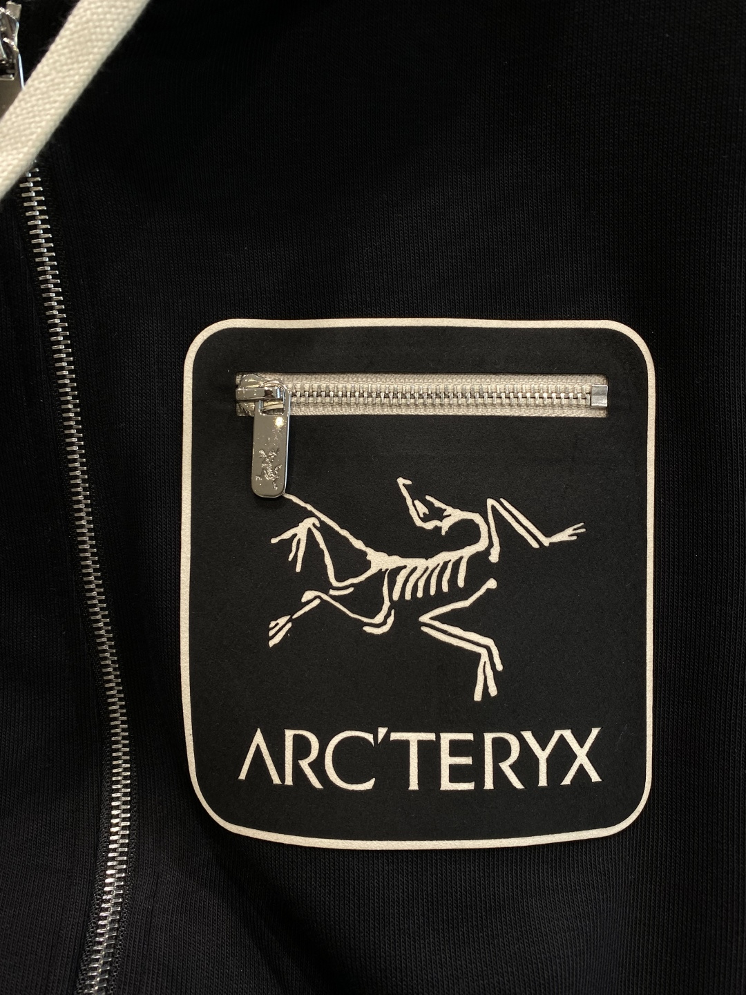 《𝙉𝙚𝙬🤍🖤 鸟家》2025酷帅运动套装，时尚界的低调奢华担当经典黑色，沉稳大气又百搭。低调中彰显奢华，