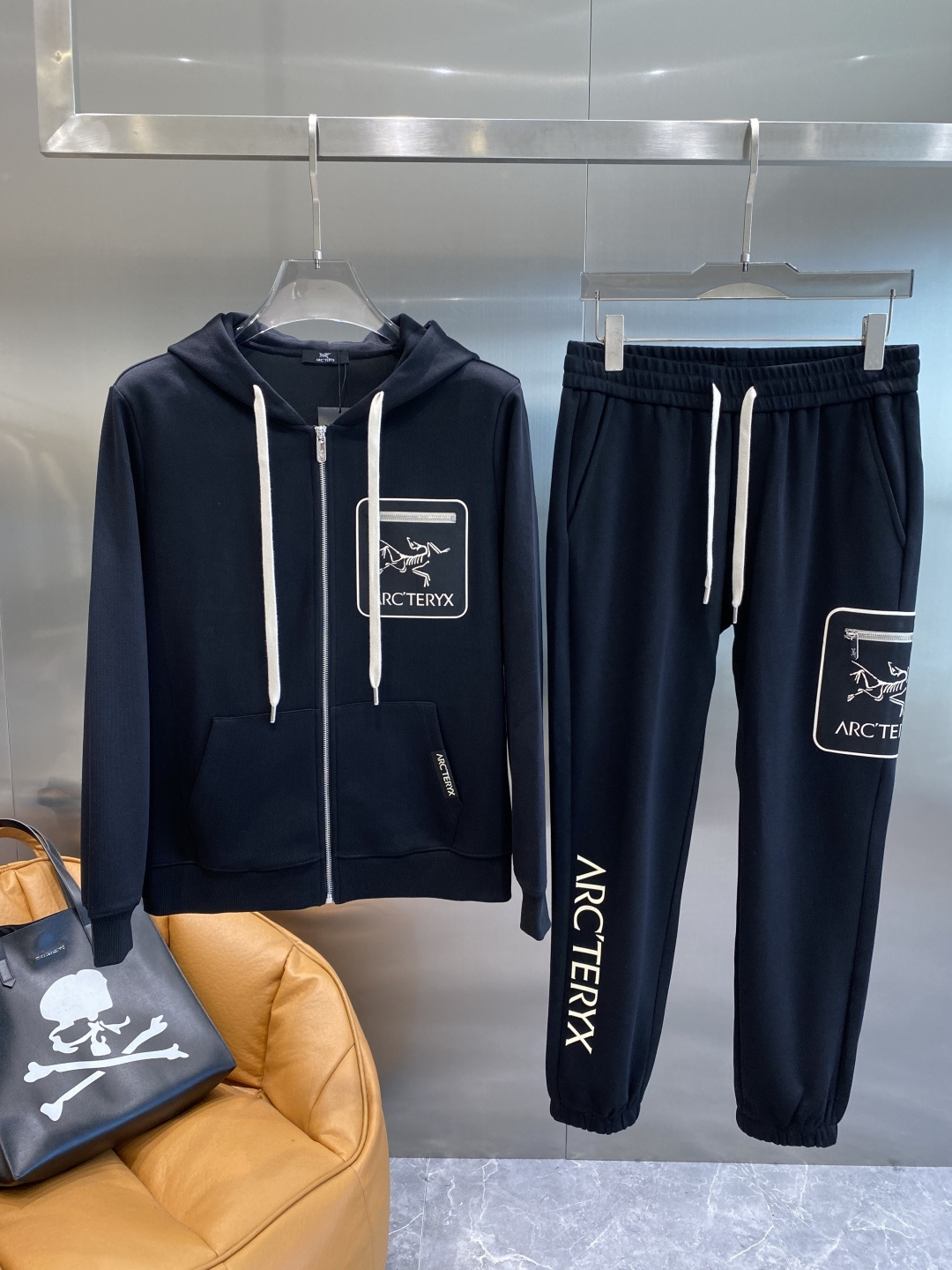 《𝙉𝙚𝙬🤍🖤 鸟家》2025酷帅运动套装，时尚界的低调奢华担当经典黑色，沉稳大气又百搭。低调中彰显奢华，