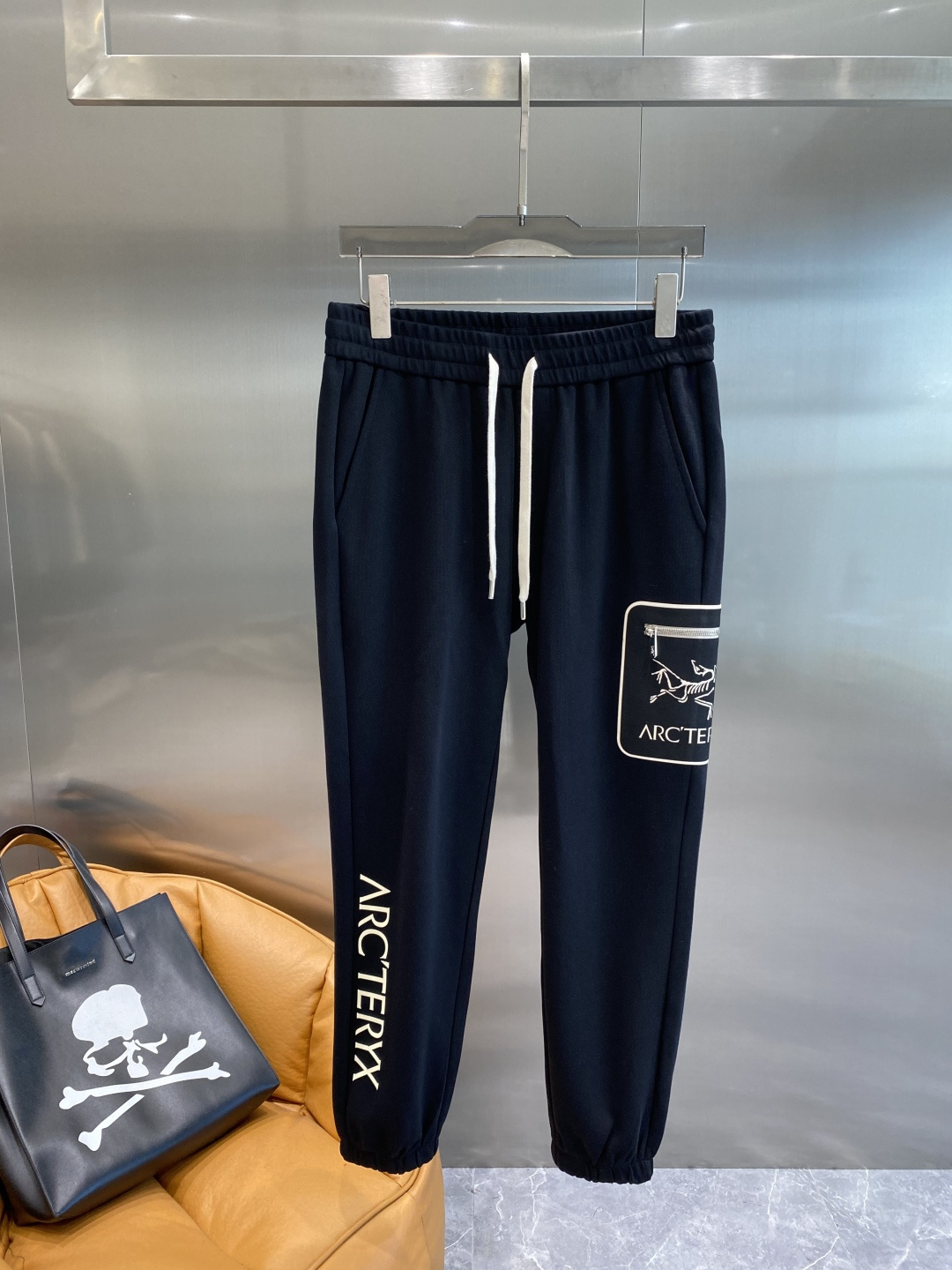 《𝙉𝙚𝙬🤍🖤 鸟家》2025酷帅运动套装，时尚界的低调奢华担当经典黑色，沉稳大气又百搭。低调中彰显奢华，