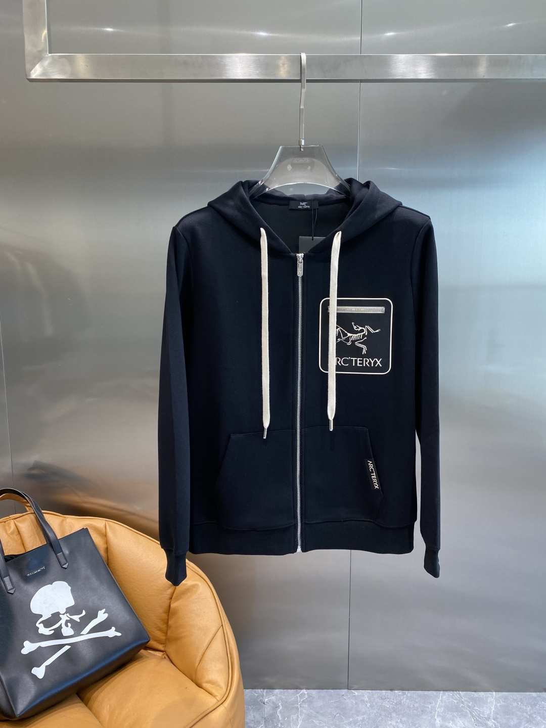 《𝙉𝙚𝙬🤍🖤 鸟家》2025酷帅运动套装，时尚界的低调奢华担当经典黑色，沉稳大气又百搭。低调中彰显奢华，