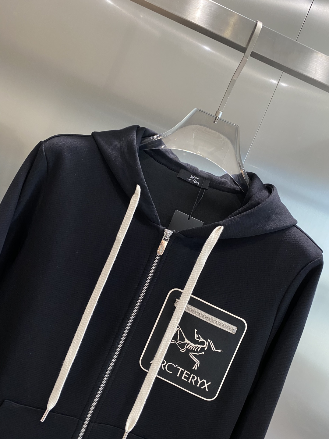 《𝙉𝙚𝙬🤍🖤 鸟家》2025酷帅运动套装，时尚界的低调奢华担当经典黑色，沉稳大气又百搭。低调中彰显奢华，