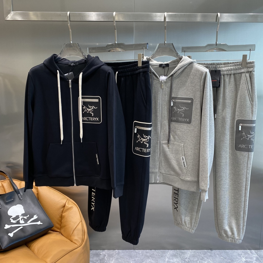 《𝙉𝙚𝙬🤍🖤 鸟家》2025酷帅运动套装，时尚界的低调奢华担当经典黑色，沉稳大气又百搭。低调中彰显奢华，