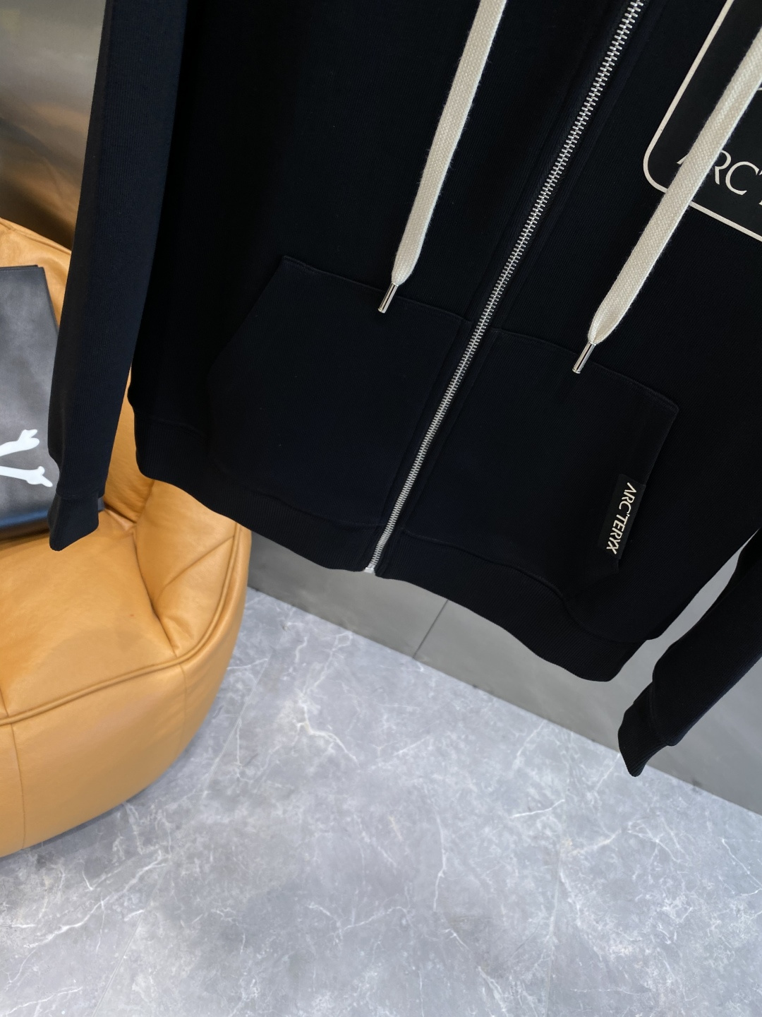 《𝙉𝙚𝙬🤍🖤 鸟家》2025酷帅运动套装，时尚界的低调奢华担当经典黑色，沉稳大气又百搭。低调中彰显奢华，