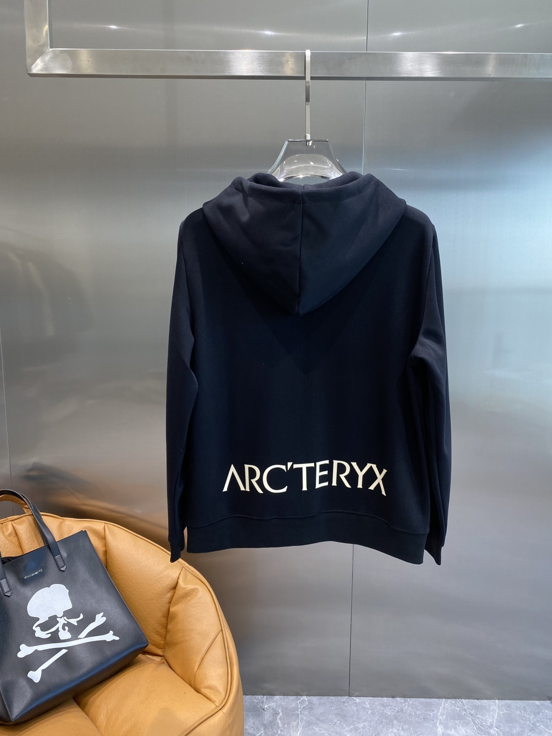 《𝙉𝙚𝙬🤍🖤 鸟家》2025酷帅运动套装，时尚界的低调奢华担当经典黑色，沉稳大气又百搭。低调中彰显奢华，