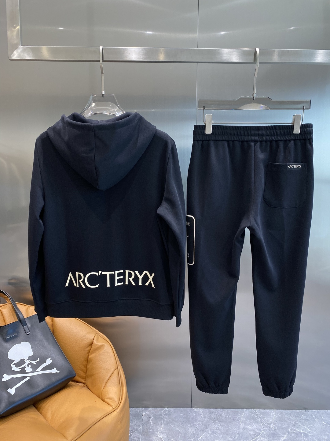 《𝙉𝙚𝙬🤍🖤 鸟家》2025酷帅运动套装，时尚界的低调奢华担当经典黑色，沉稳大气又百搭。低调中彰显奢华，