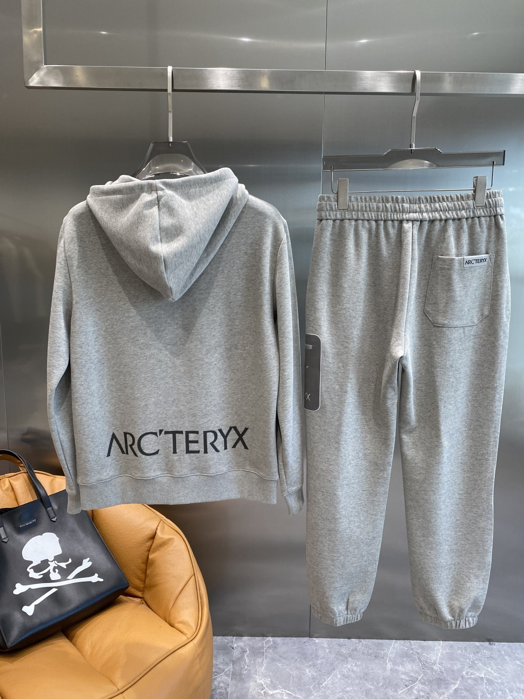 《𝙉𝙚𝙬🤍🖤 鸟家》2025酷帅运动套装，时尚界的低调奢华担当经典黑色，沉稳大气又百搭。低调中彰显奢华，