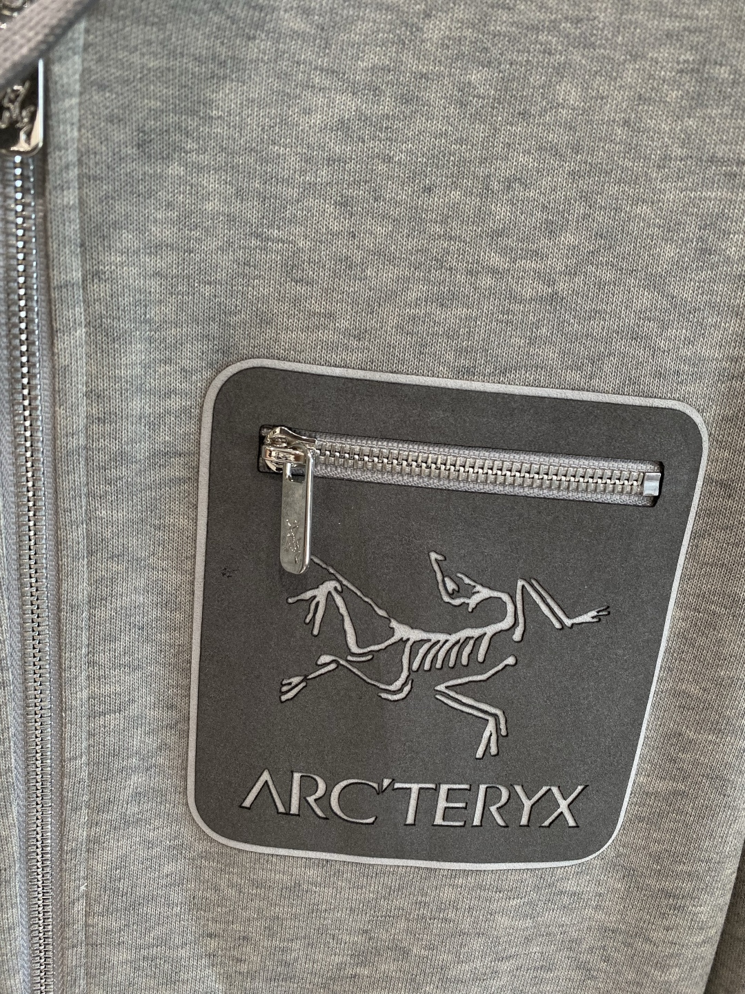 《𝙉𝙚𝙬🤍🖤 鸟家》2025酷帅运动套装，时尚界的低调奢华担当经典黑色，沉稳大气又百搭。低调中彰显奢华，