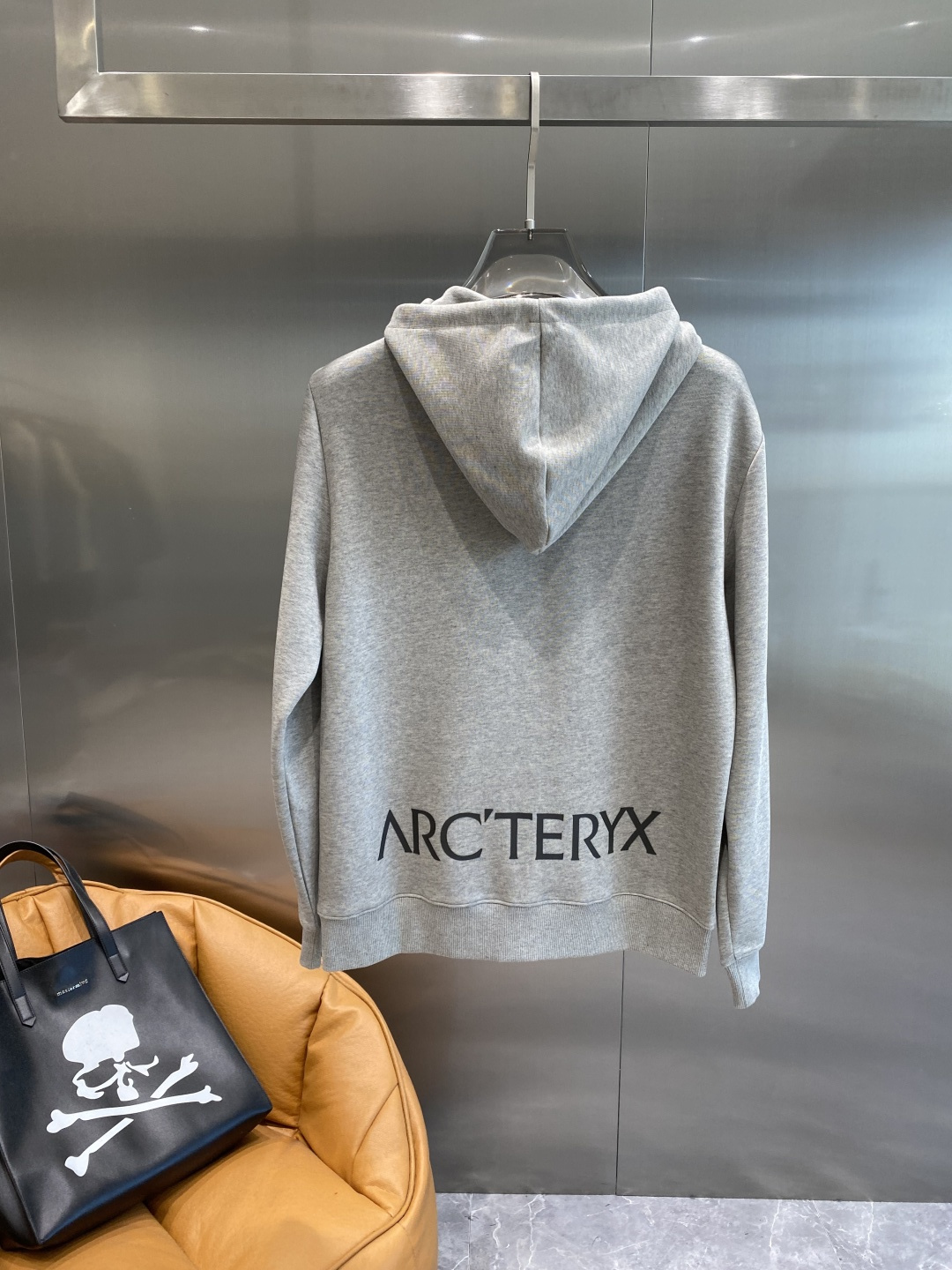 《𝙉𝙚𝙬🤍🖤 鸟家》2025酷帅运动套装，时尚界的低调奢华担当经典黑色，沉稳大气又百搭。低调中彰显奢华，