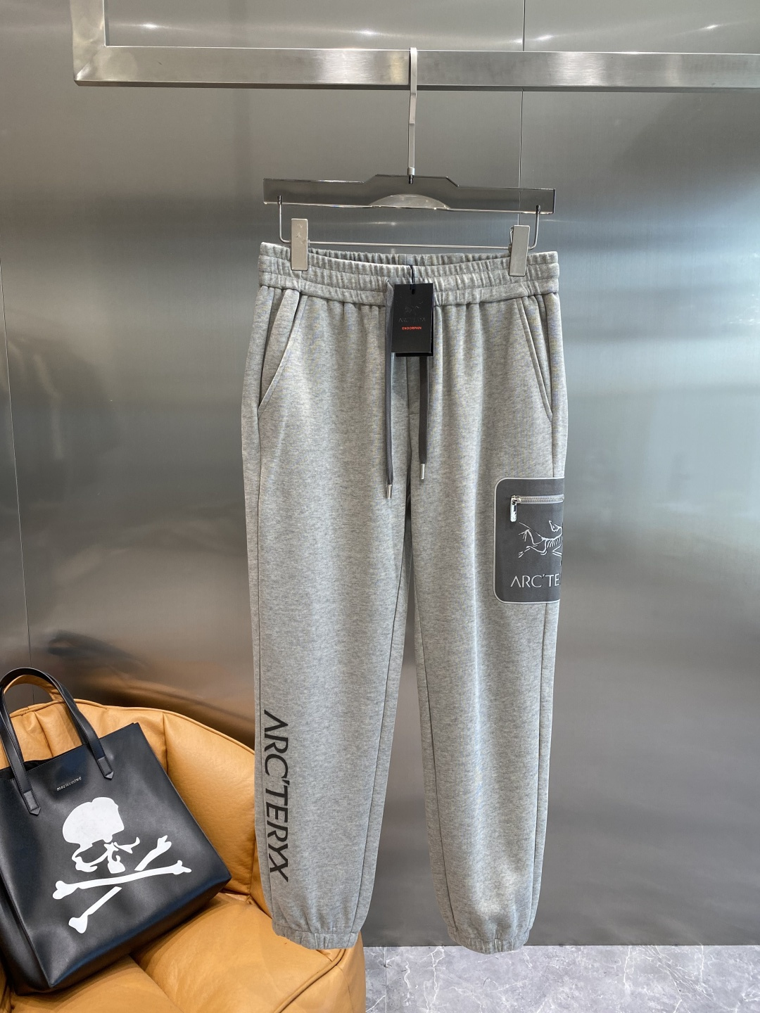 《𝙉𝙚𝙬🤍🖤 鸟家》2025酷帅运动套装，时尚界的低调奢华担当经典黑色，沉稳大气又百搭。低调中彰显奢华，