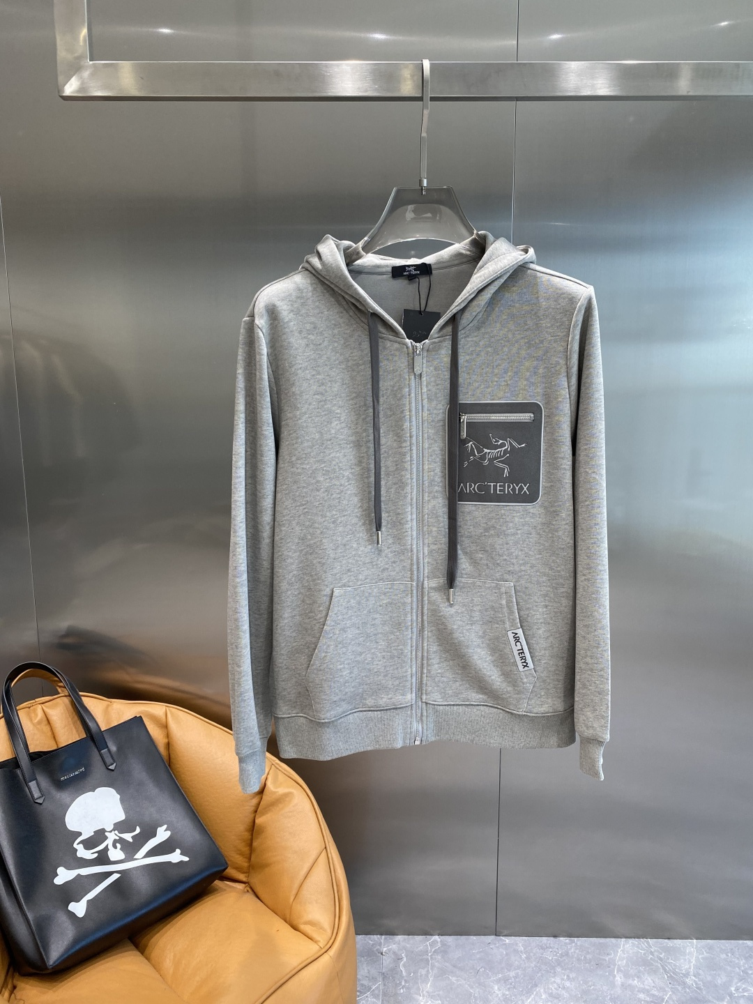 《𝙉𝙚𝙬🤍🖤 鸟家》2025酷帅运动套装，时尚界的低调奢华担当经典黑色，沉稳大气又百搭。低调中彰显奢华，