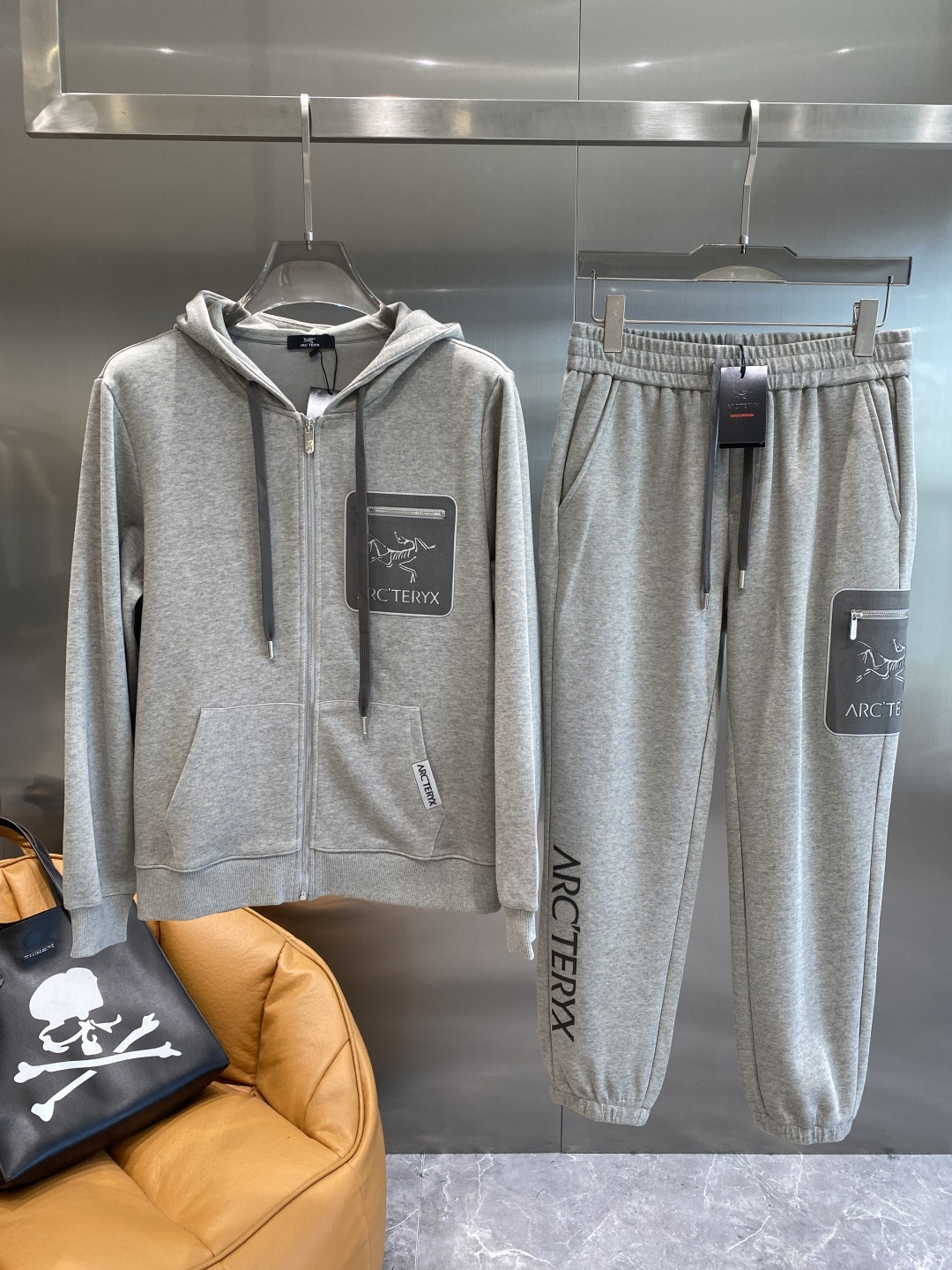 《𝙉𝙚𝙬🤍🖤 鸟家》2025酷帅运动套装，时尚界的低调奢华担当经典黑色，沉稳大气又百搭。低调中彰显奢华，