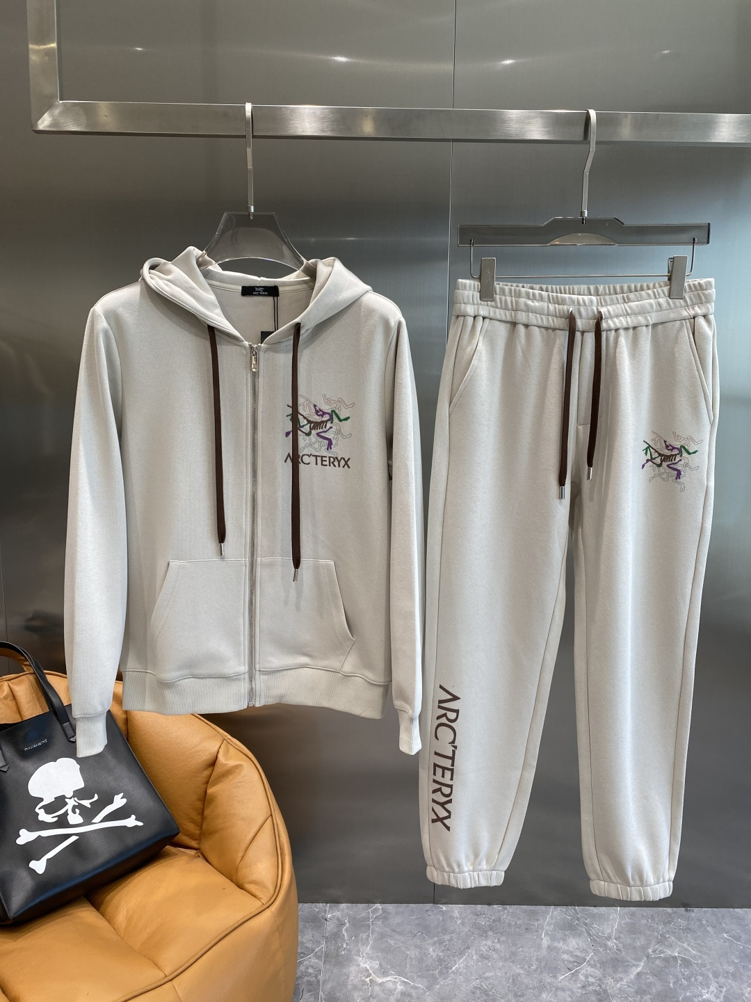 《𝙉𝙚𝙬🤍🖤 鸟家》2025酷帅运动套装，时尚界的低调奢华担当经典黑色，沉稳大气又百搭。低调中彰显奢华，