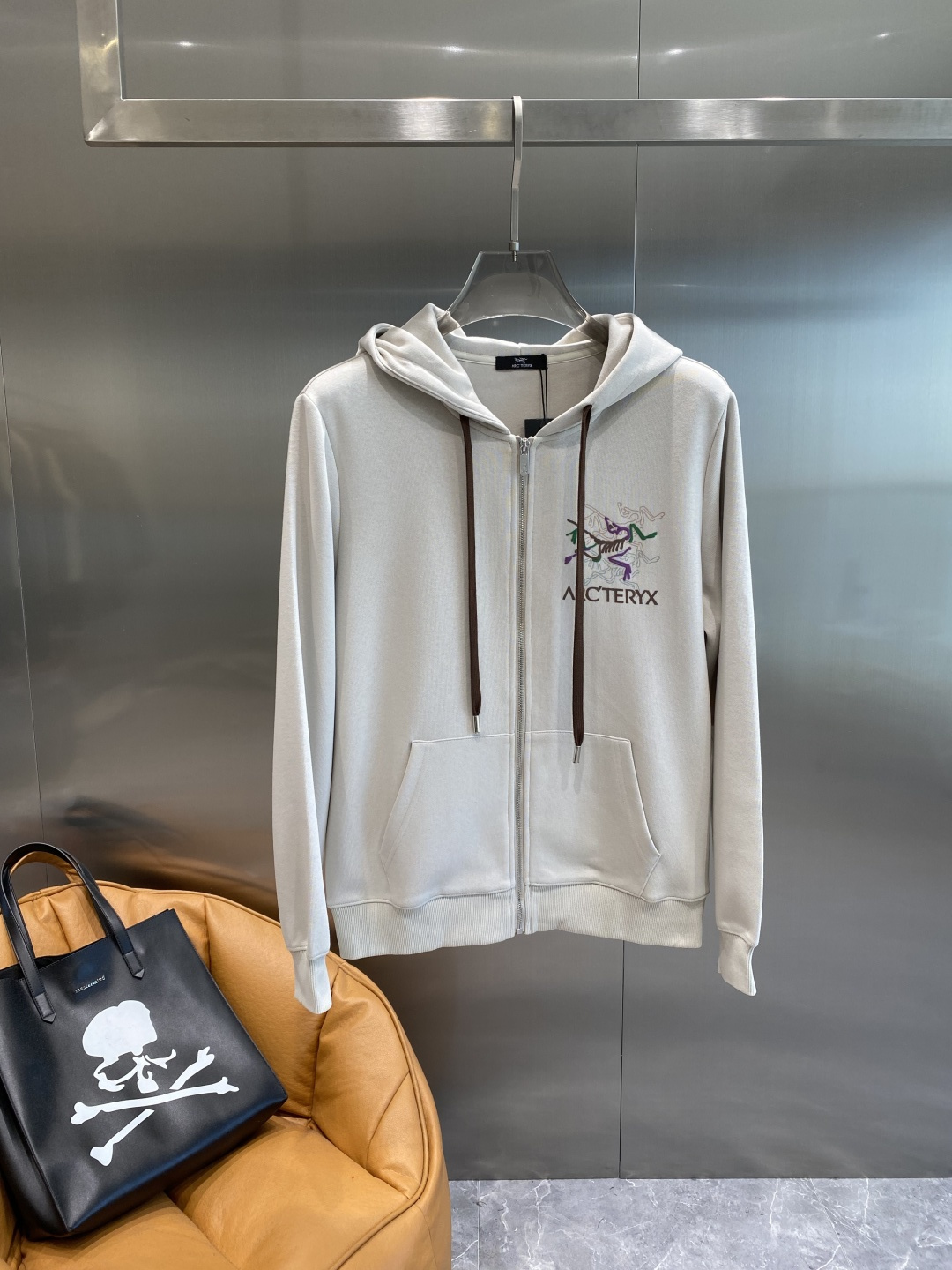 《𝙉𝙚𝙬🤍🖤 鸟家》2025酷帅运动套装，时尚界的低调奢华担当经典黑色，沉稳大气又百搭。低调中彰显奢华，