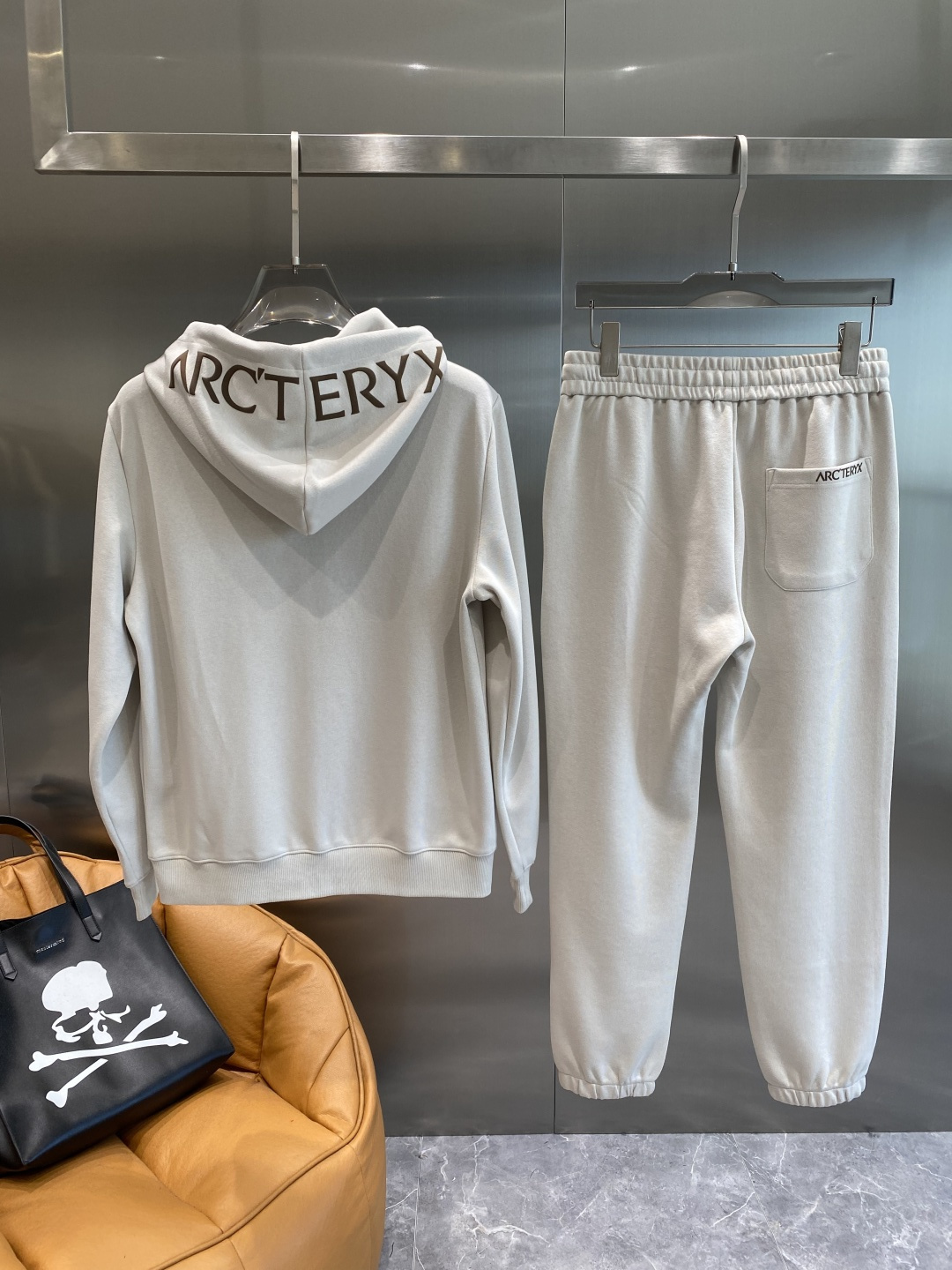 《𝙉𝙚𝙬🤍🖤 鸟家》2025酷帅运动套装，时尚界的低调奢华担当经典黑色，沉稳大气又百搭。低调中彰显奢华，