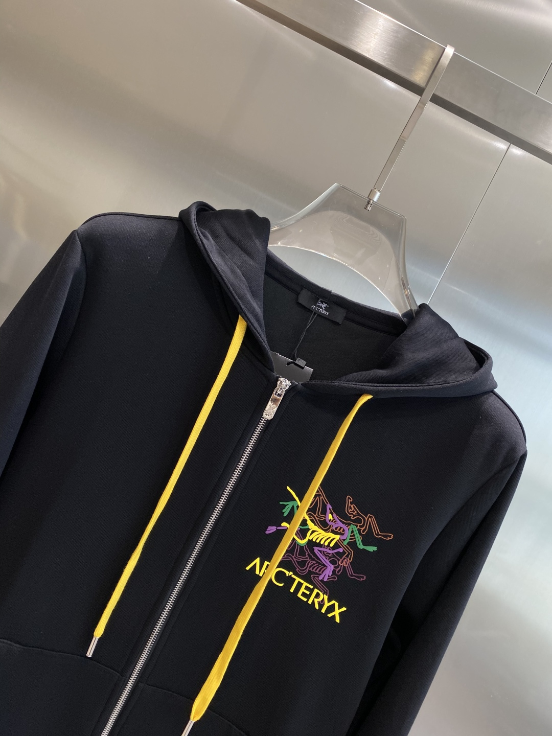 《𝙉𝙚𝙬🤍🖤 鸟家》2025酷帅运动套装，时尚界的低调奢华担当经典黑色，沉稳大气又百搭。低调中彰显奢华，