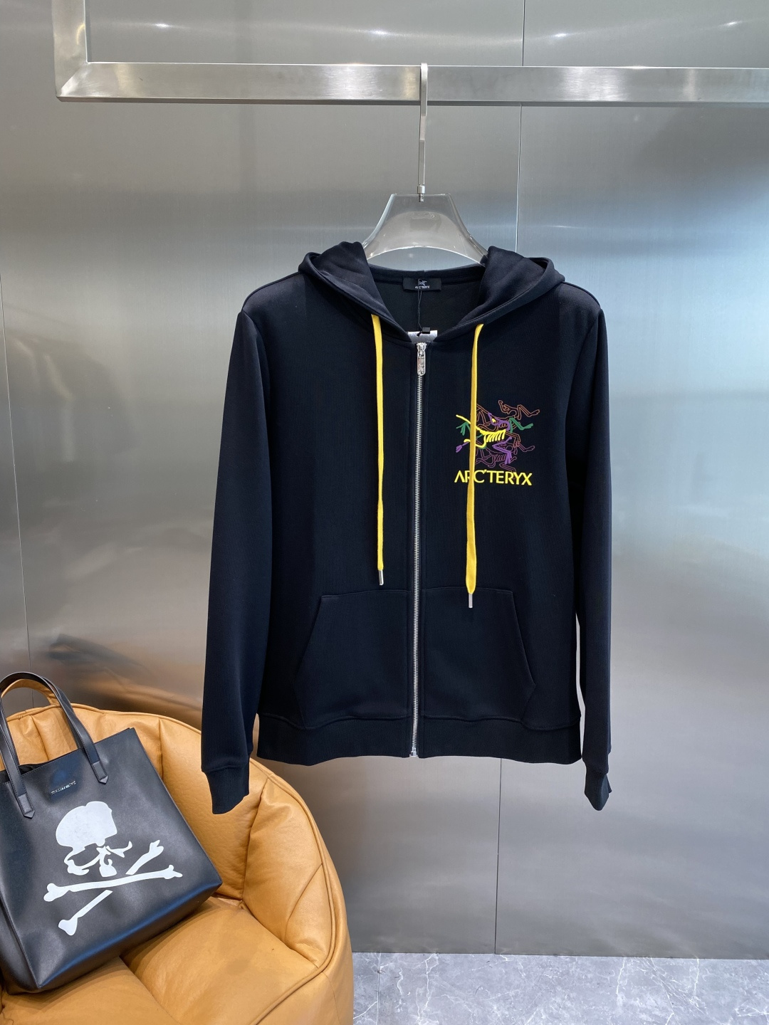 《𝙉𝙚𝙬🤍🖤 鸟家》2025酷帅运动套装，时尚界的低调奢华担当经典黑色，沉稳大气又百搭。低调中彰显奢华，