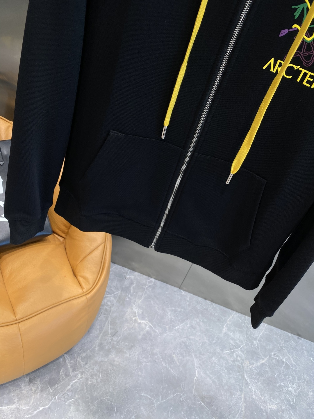 《𝙉𝙚𝙬🤍🖤 鸟家》2025酷帅运动套装，时尚界的低调奢华担当经典黑色，沉稳大气又百搭。低调中彰显奢华，