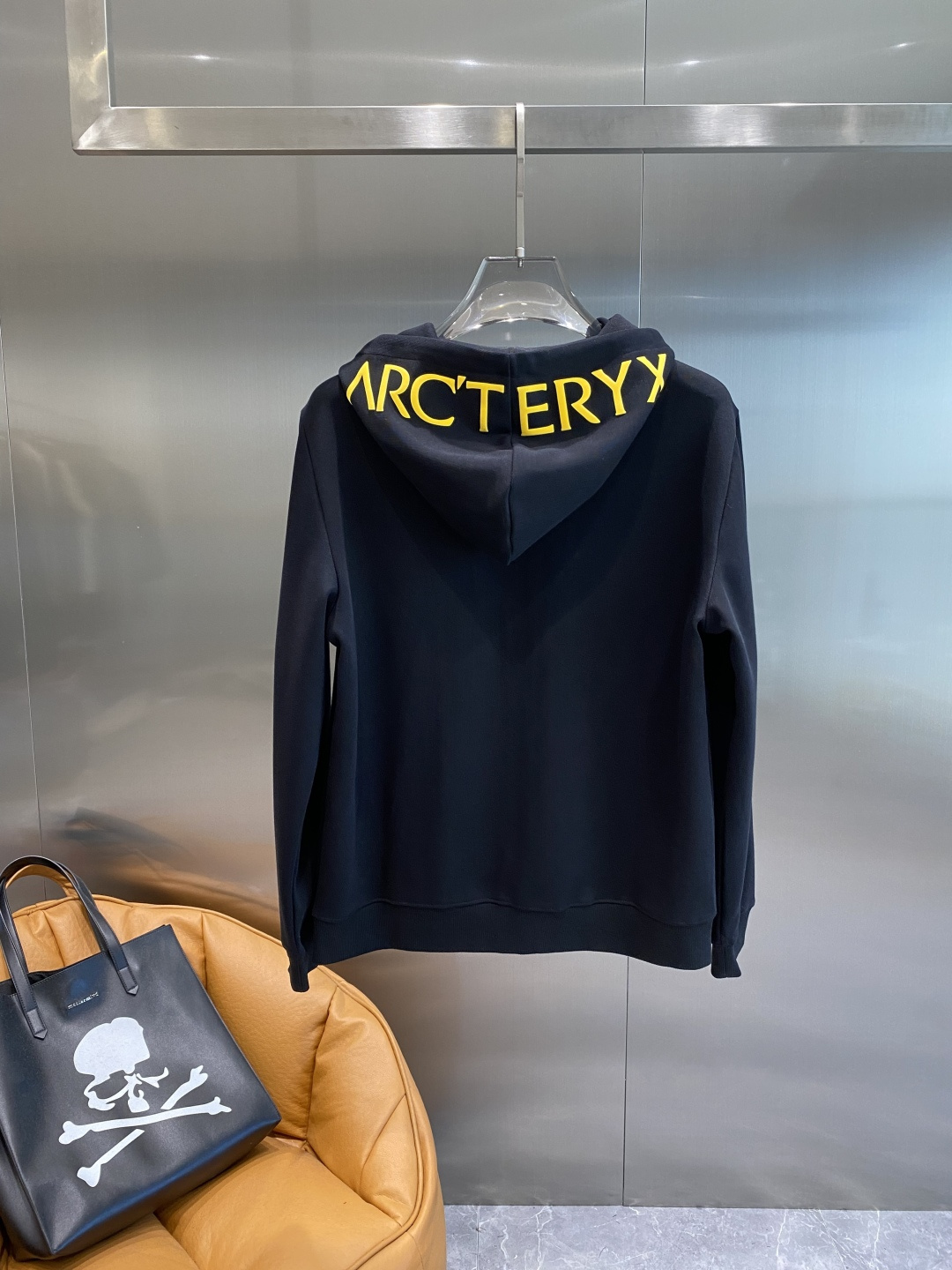 《𝙉𝙚𝙬🤍🖤 鸟家》2025酷帅运动套装，时尚界的低调奢华担当经典黑色，沉稳大气又百搭。低调中彰显奢华，