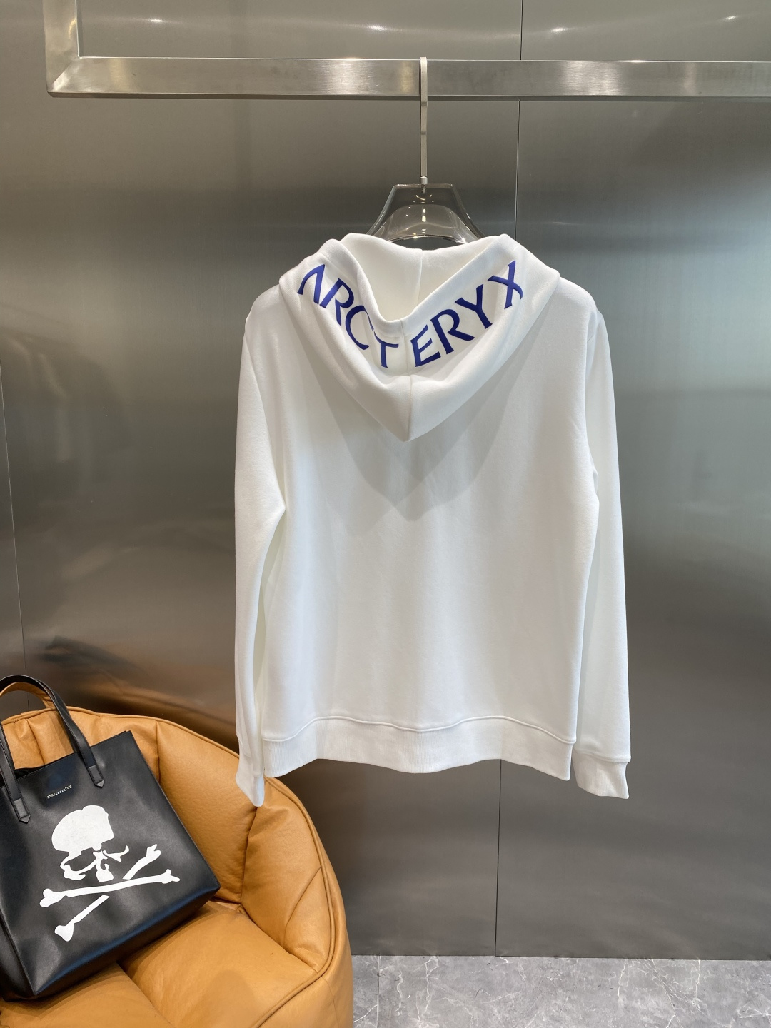 《𝙉𝙚𝙬🤍🖤 鸟家》2025酷帅运动套装，时尚界的低调奢华担当经典黑色，沉稳大气又百搭。低调中彰显奢华，