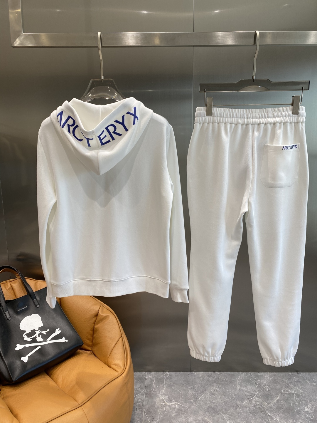 《𝙉𝙚𝙬🤍🖤 鸟家》2025酷帅运动套装，时尚界的低调奢华担当经典黑色，沉稳大气又百搭。低调中彰显奢华，