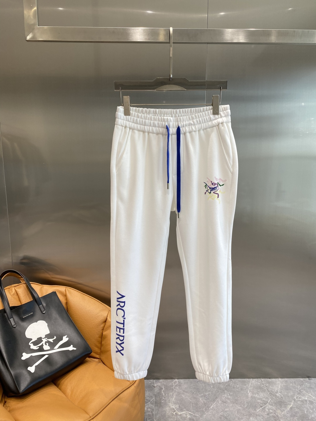 《𝙉𝙚𝙬🤍🖤 鸟家》2025酷帅运动套装，时尚界的低调奢华担当经典黑色，沉稳大气又百搭。低调中彰显奢华，